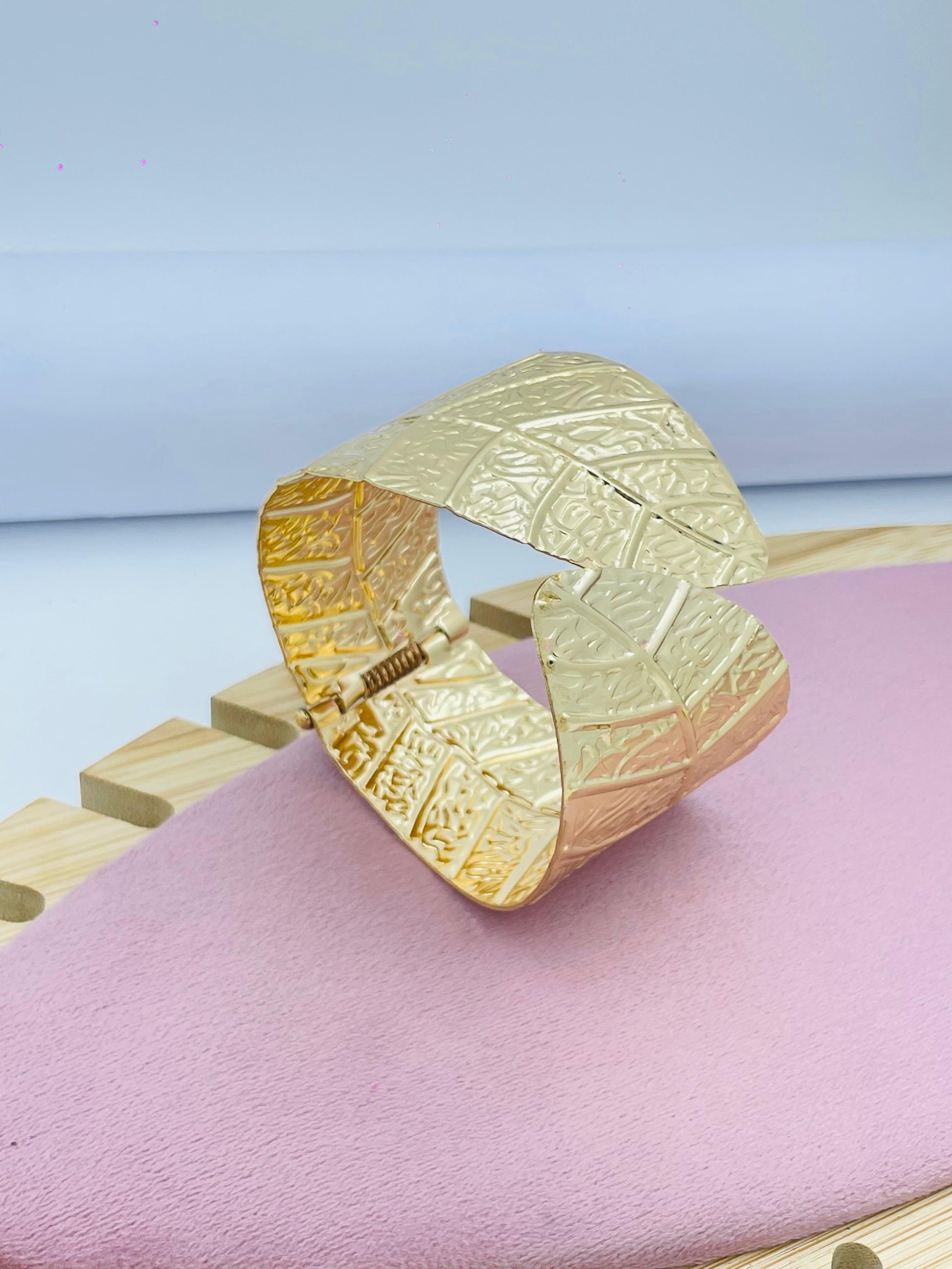 Elegant Gold Leaf Patterned Cuff Bracelet