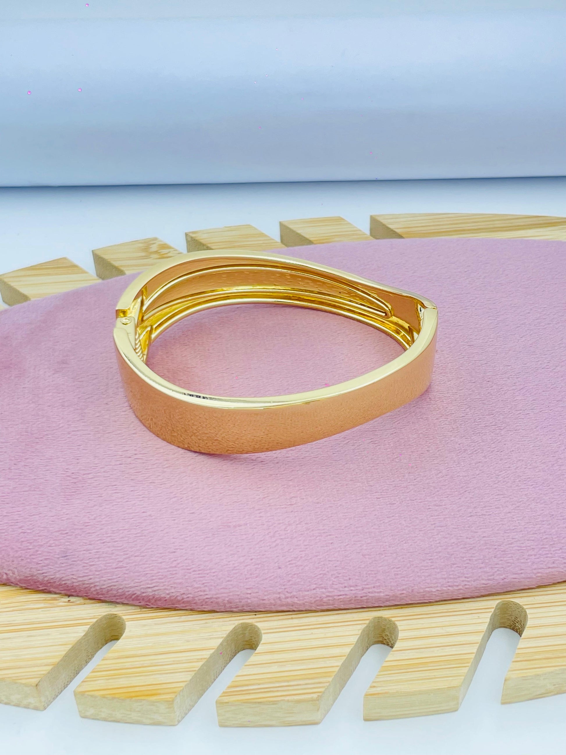 Stylish Gold Bangle Bracelet for Women