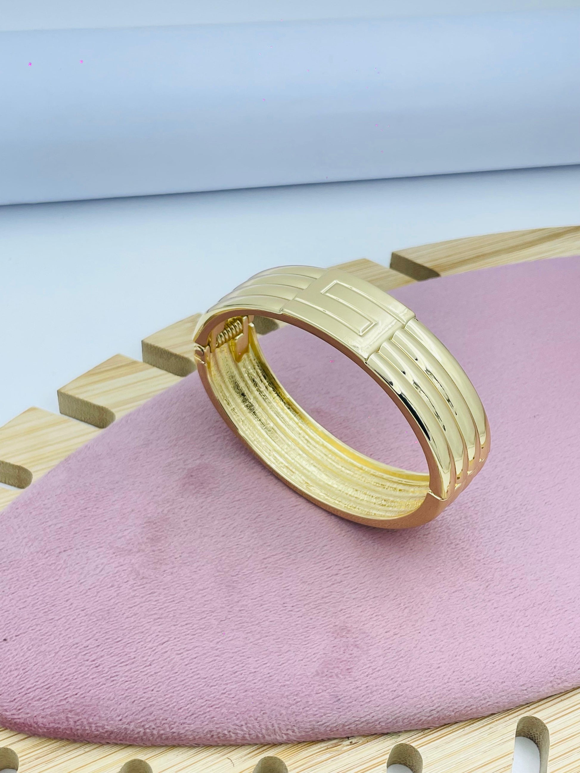 Elegant Gold Geometric Bangle Bracelet