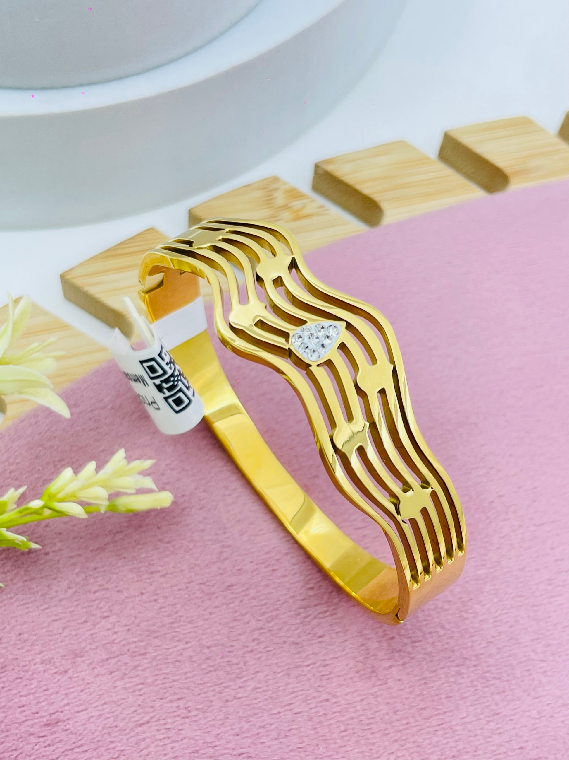 Elegant Gold Plated Bracelet with Teardrop Gem Design