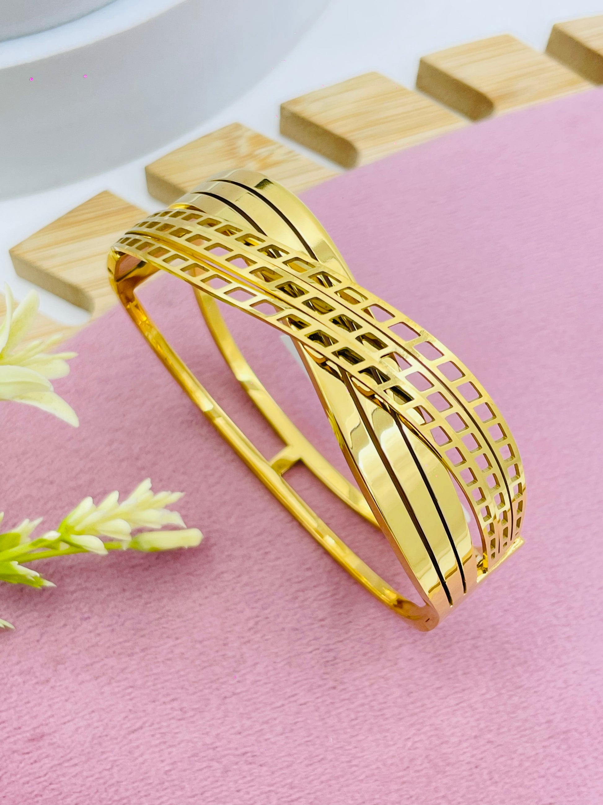Elegant Gold Geometric Bangle