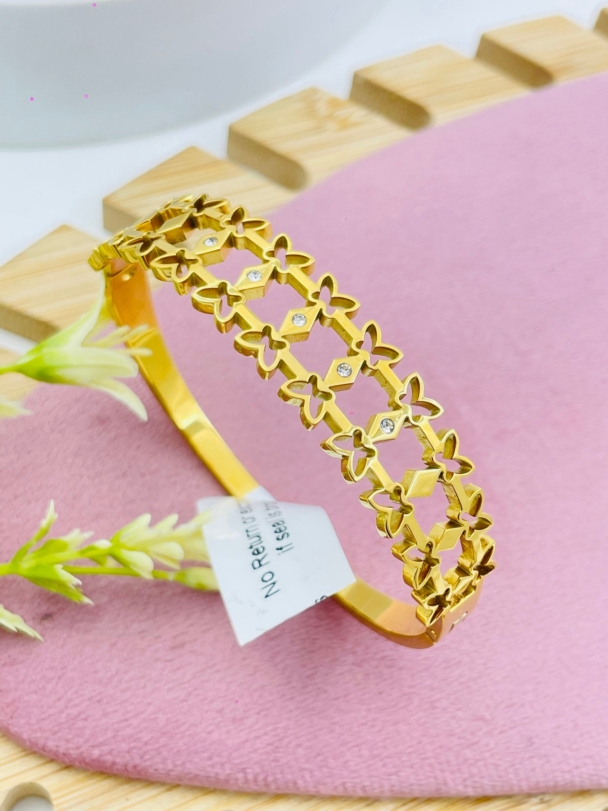 Elegant Gold Floral Bracelet with Diamond Accents
