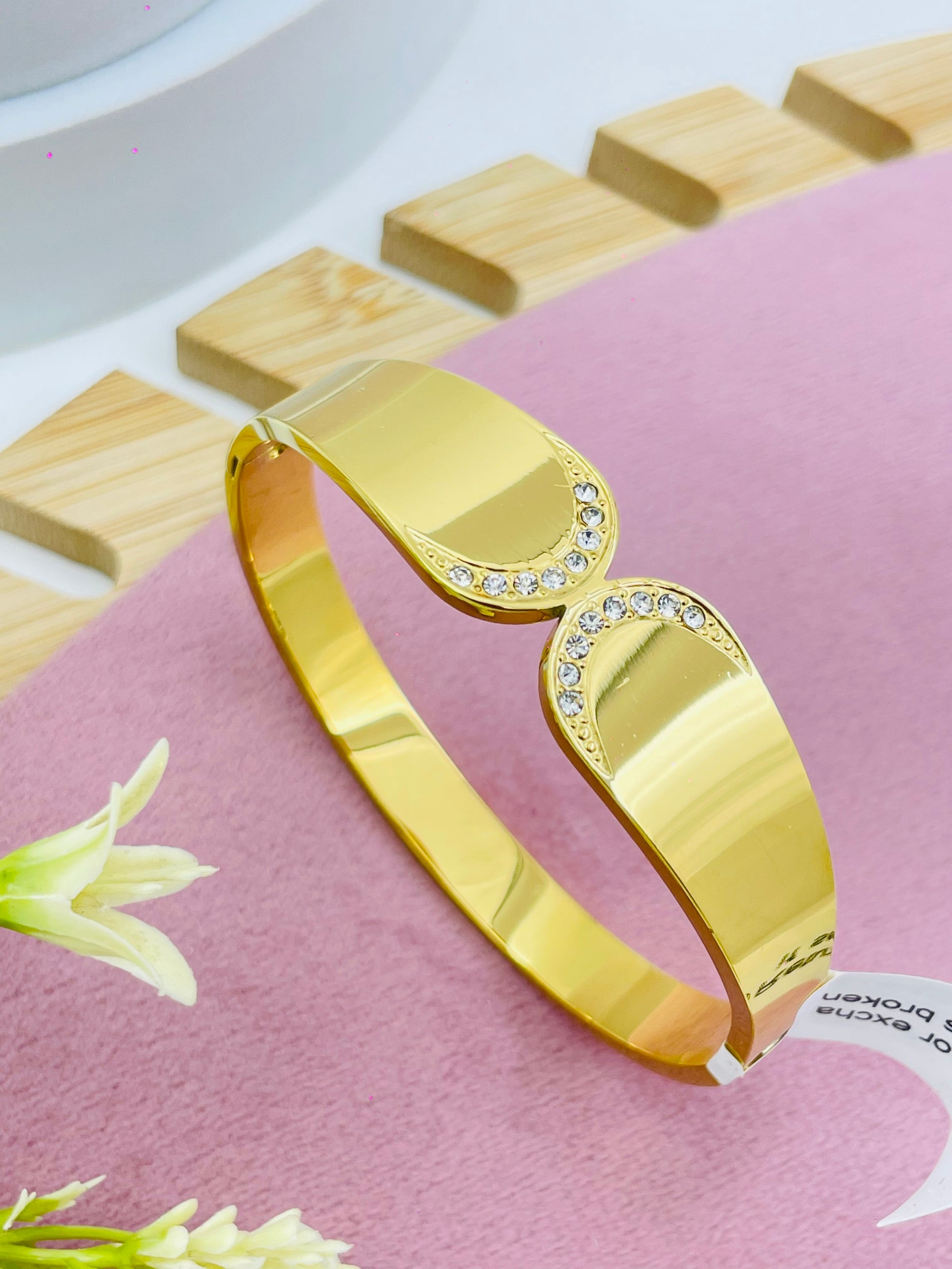 Elegant Gold Bracelet with Crystal Accents