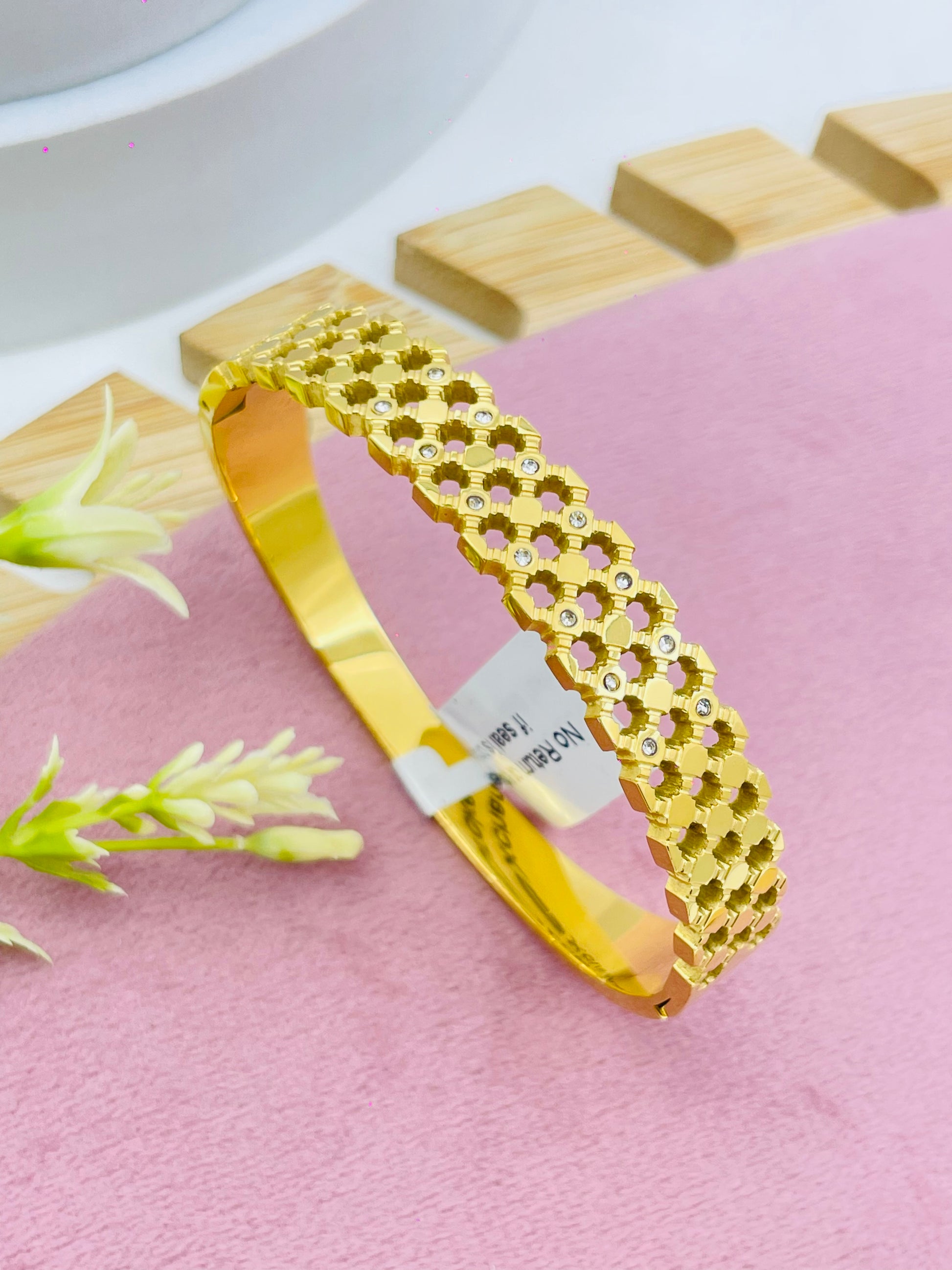 Elegant Gold Floral Patterned Bangle