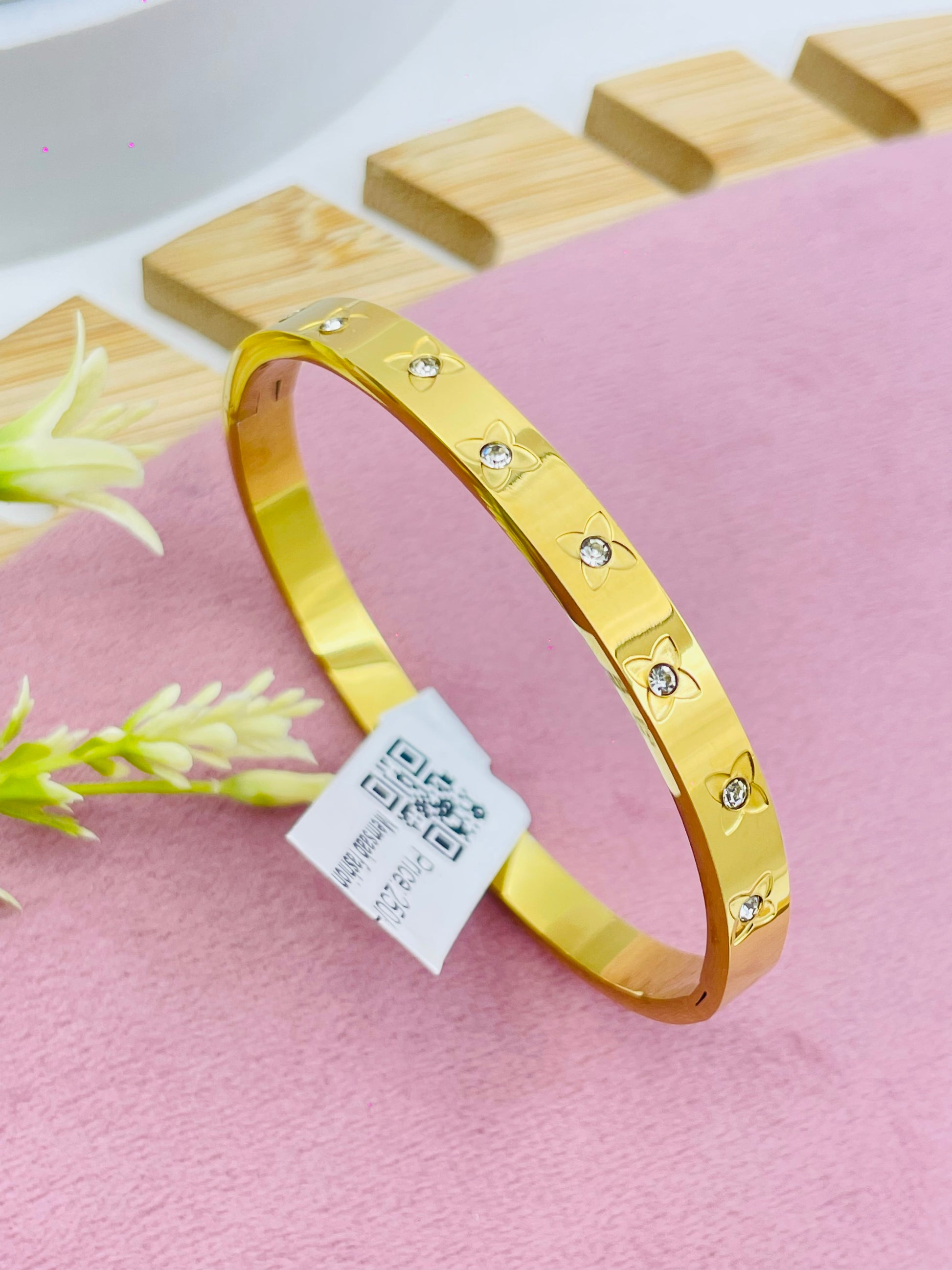 Elegant Gold Bracelet with Diamond Accents