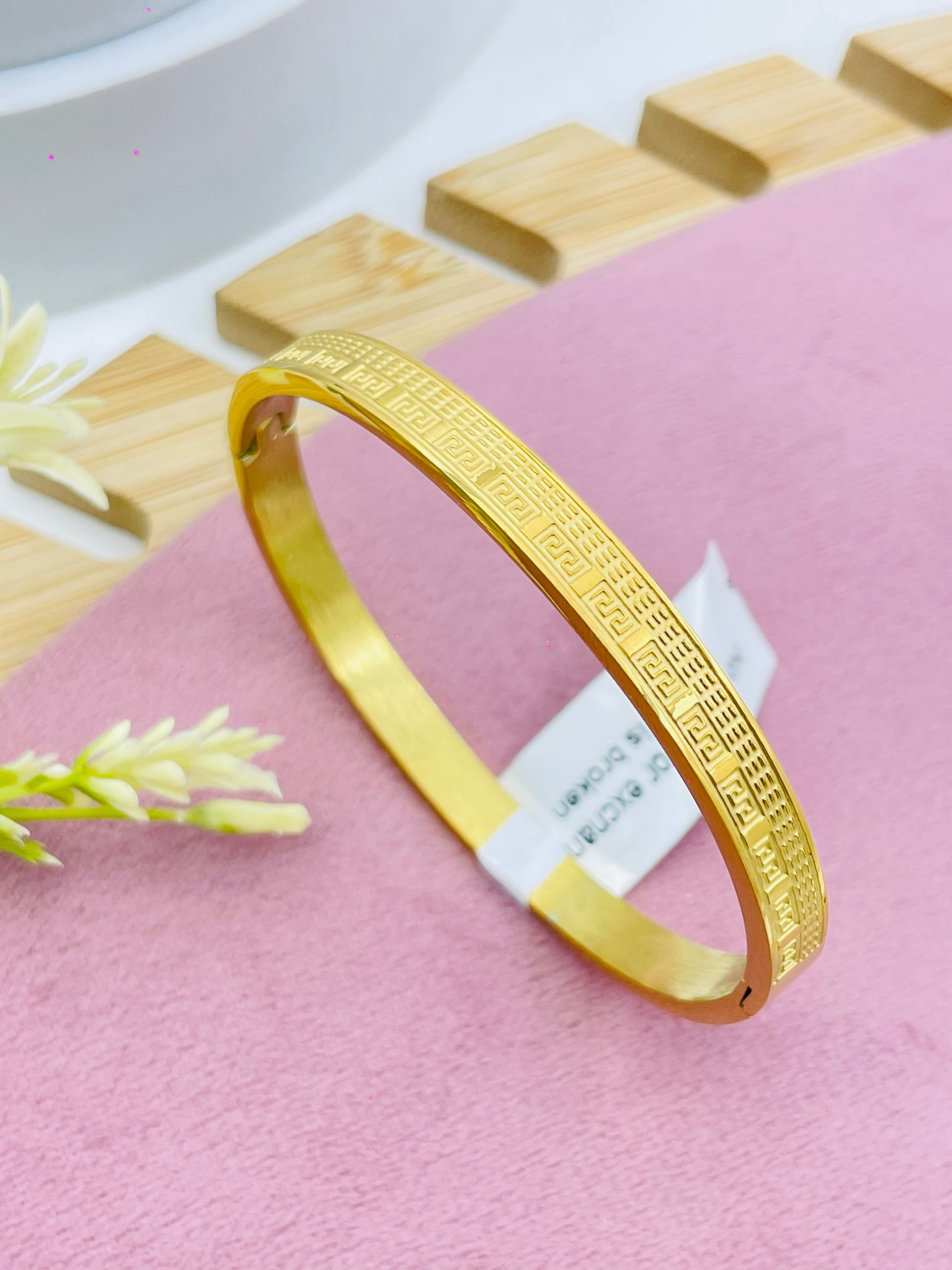 Elegant Gold Geometric Pattern Bracelet for Women