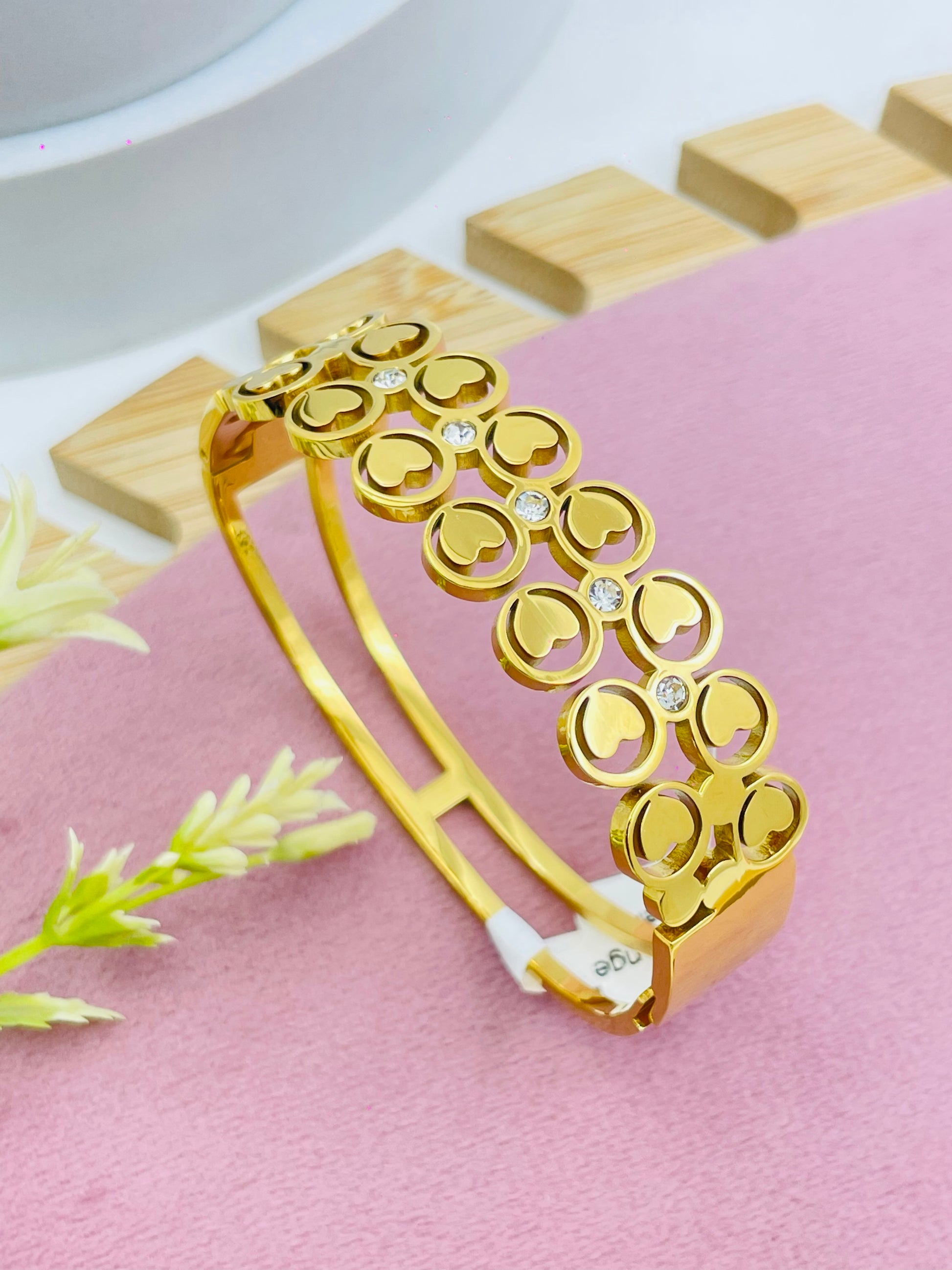 Elegant Gold Floral Design Bracelet with Gem Accents