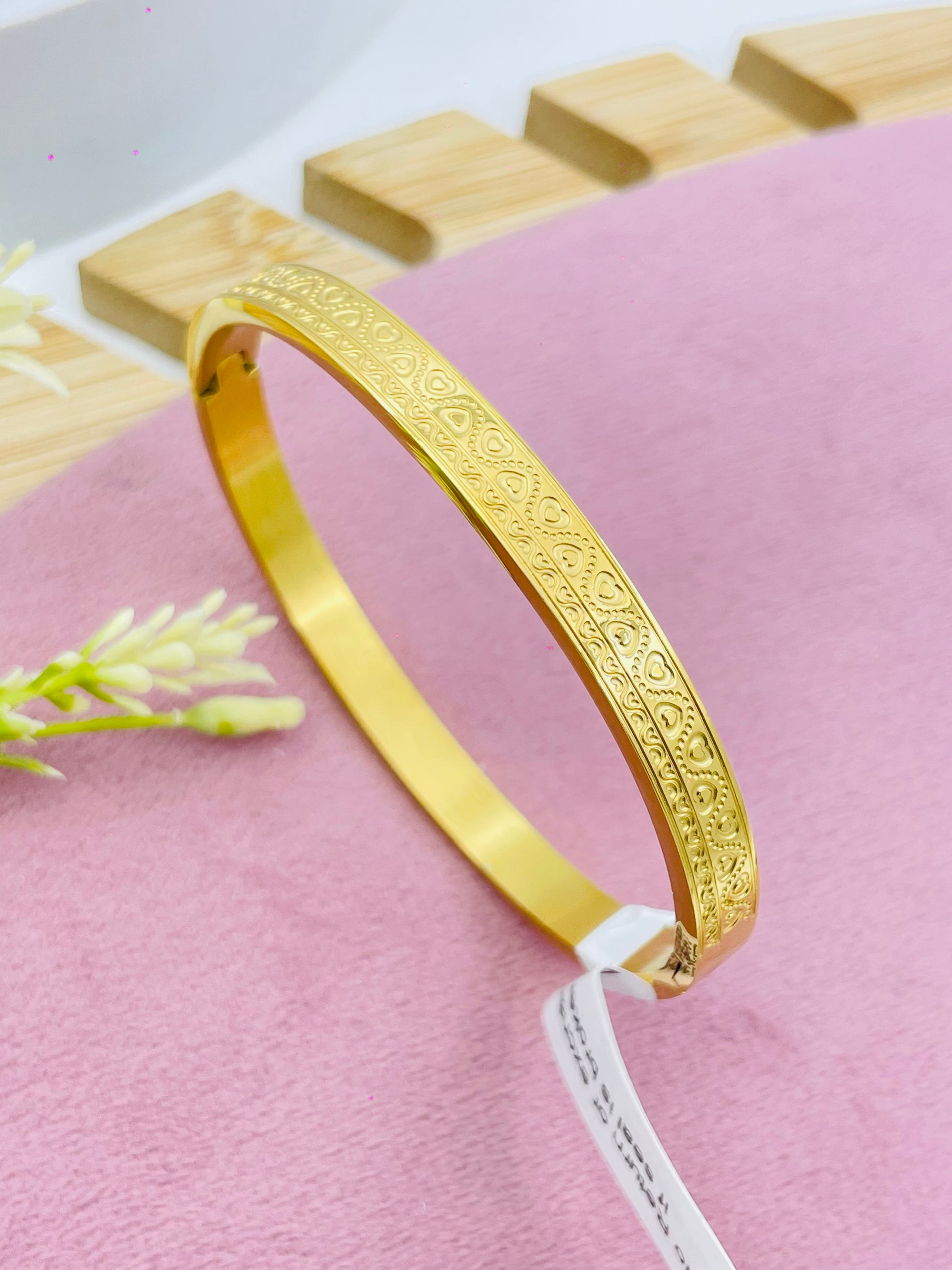 Elegant Gold Patterned Bracelet