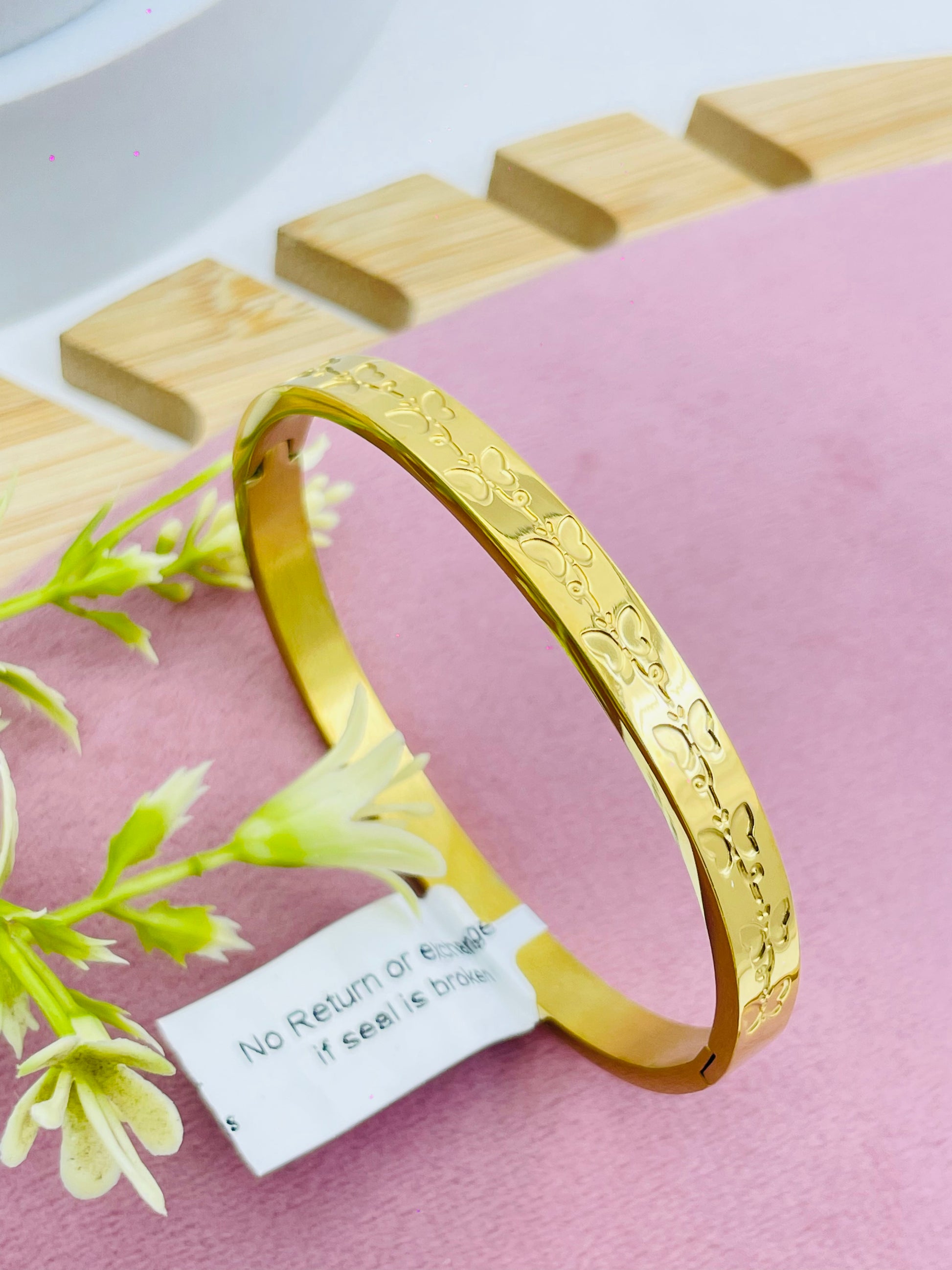 Elegant Gold Floral Bracelet for Every Occasion