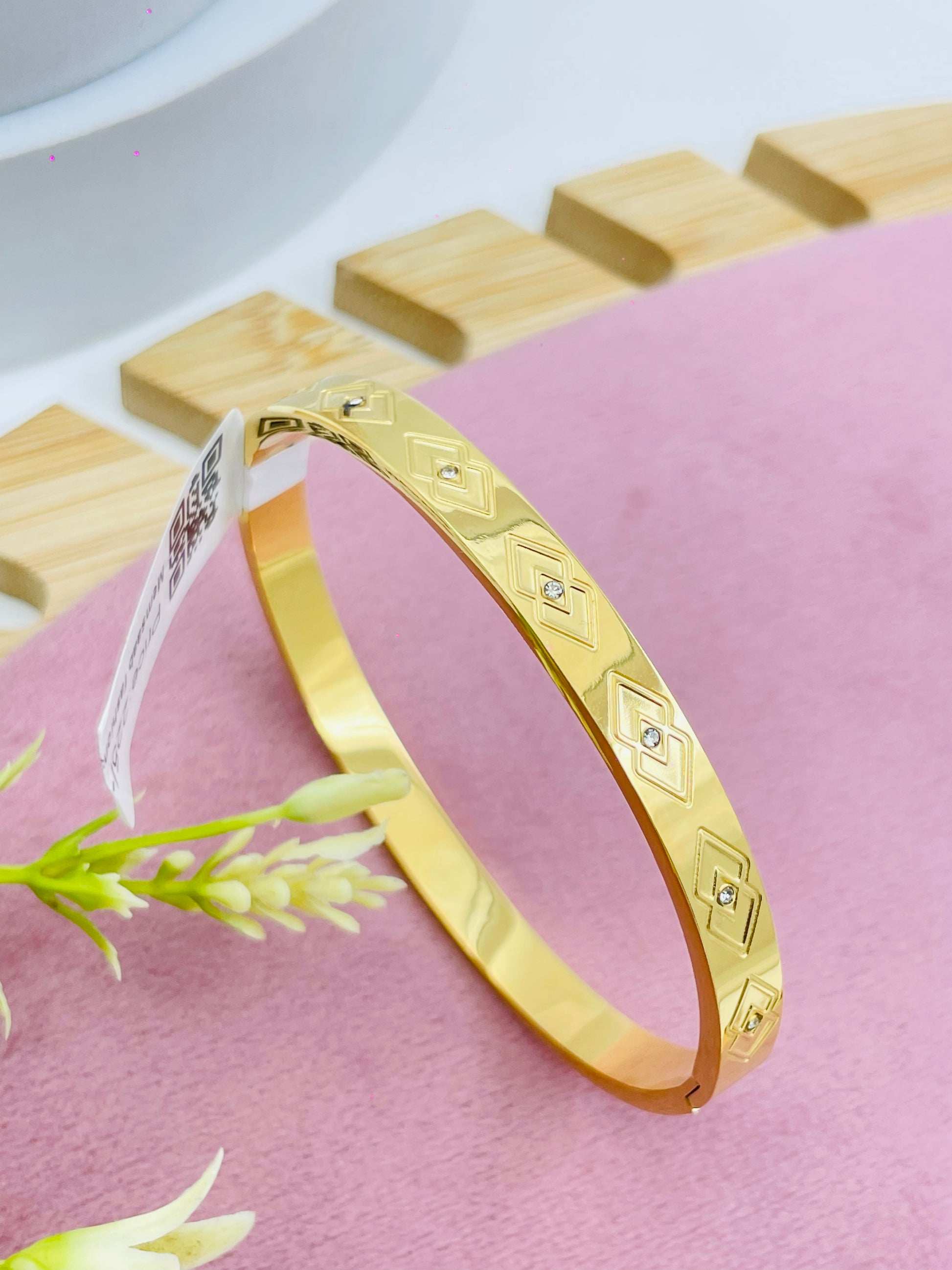 Elegant Gold Diamond Patterned Bangle