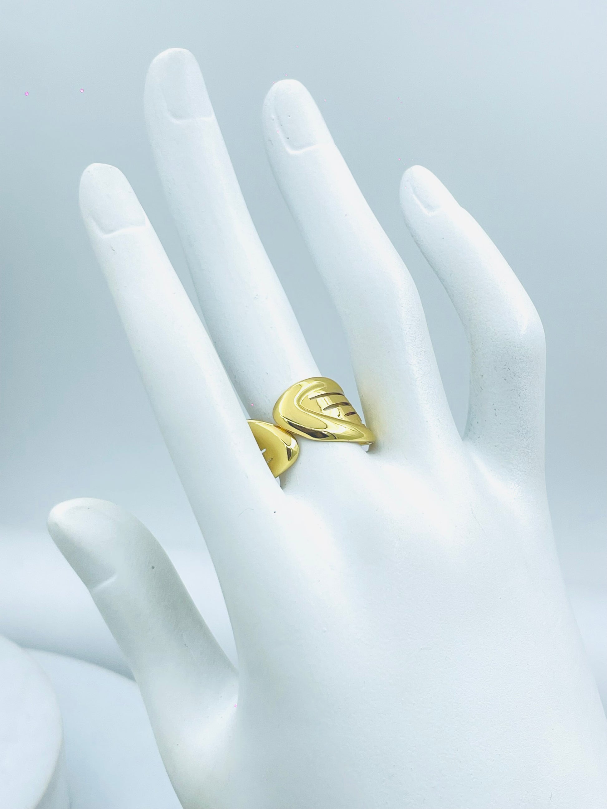 Elegant Gold Leaf Design Ring  Perfect Accessory for Any Occasion