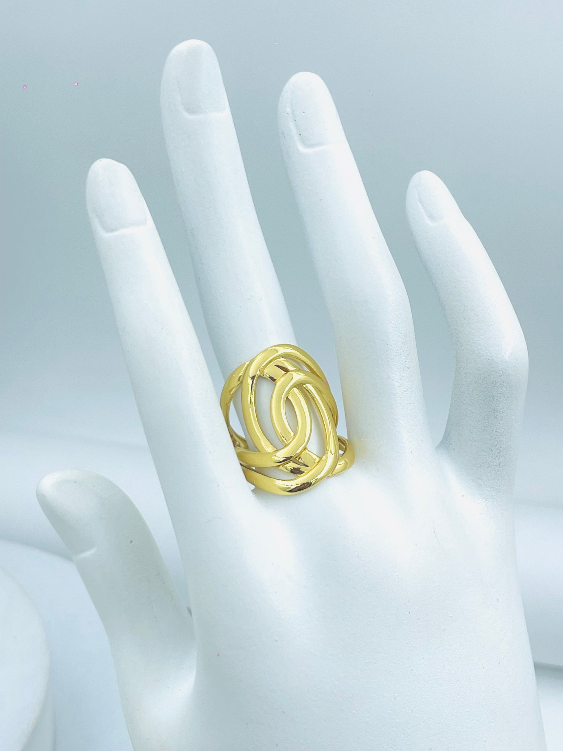 Elegant Gold Intertwined Ring