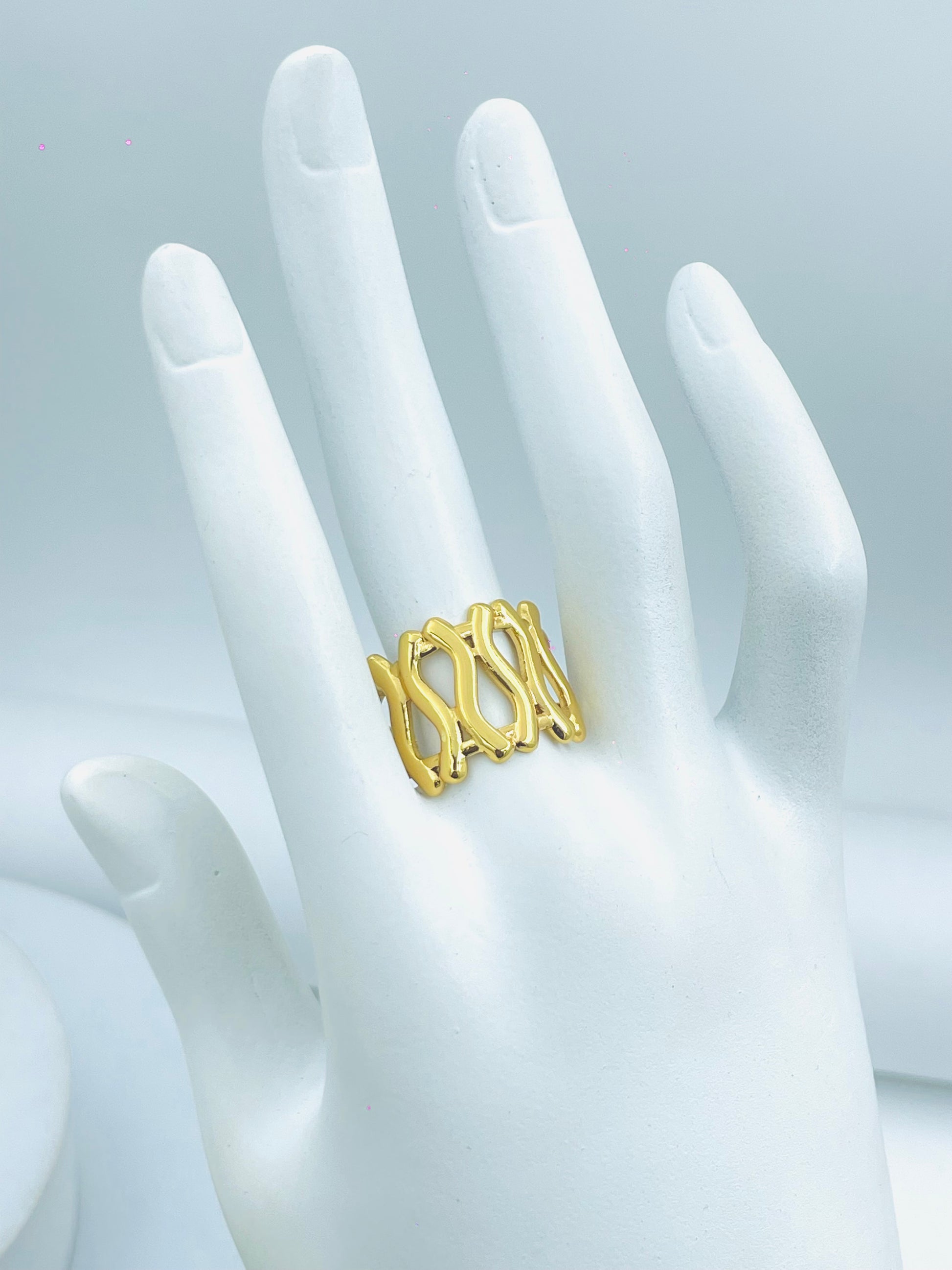 Elegant Intertwined Gold Ring