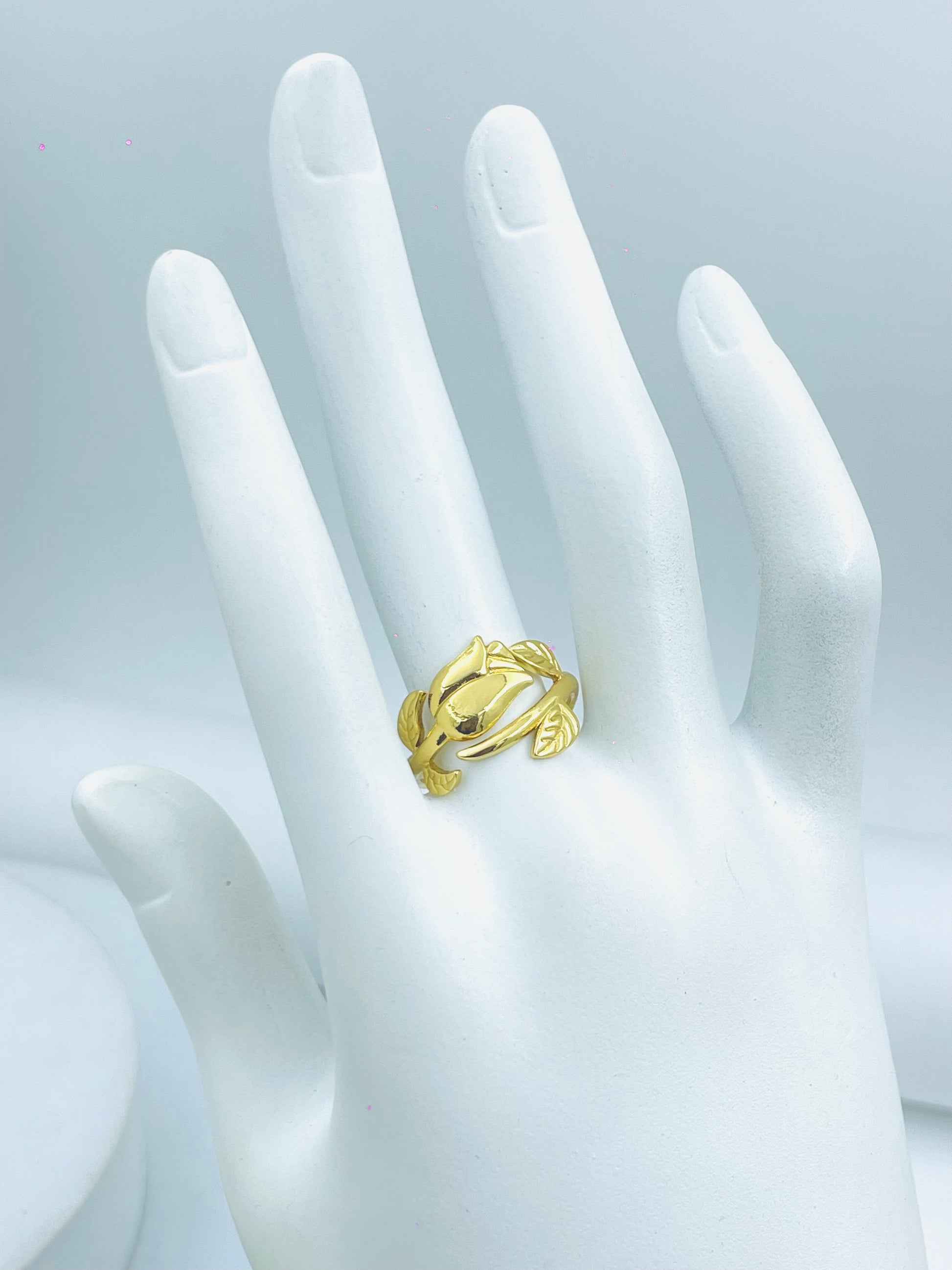 Elegant Gold Leaf Design Ring for Women