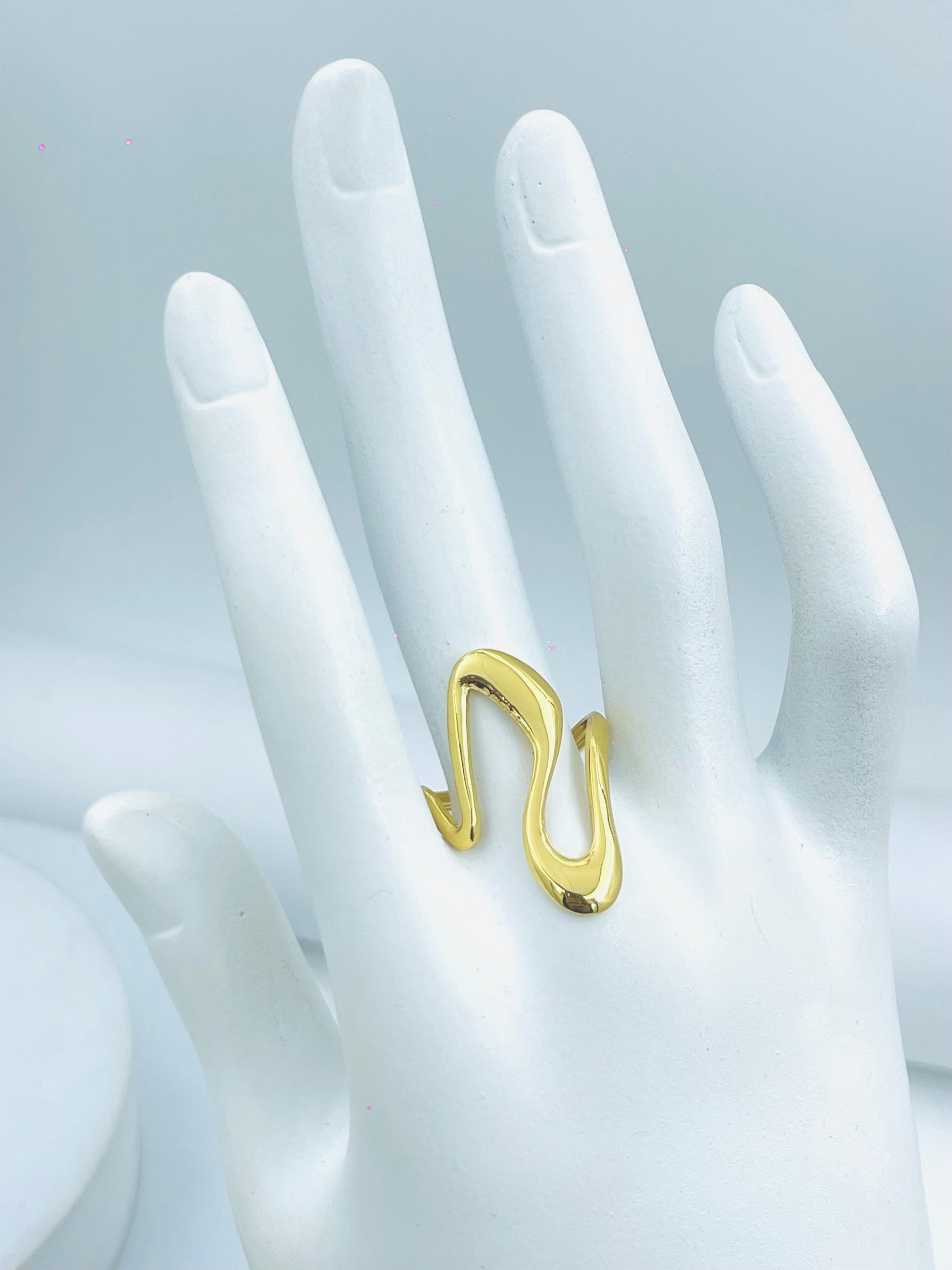 Elegant Gold Wave Design Ring