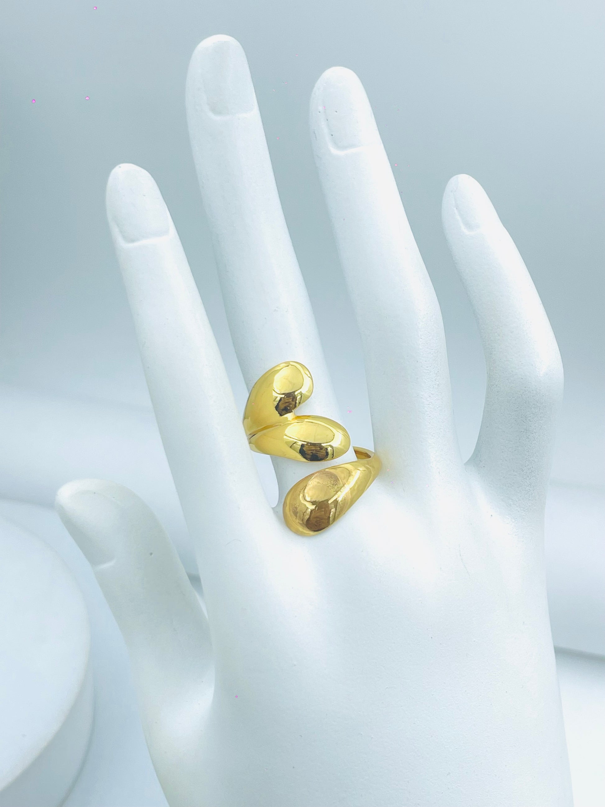 Elegant Gold Spiral Ring for a Modern Look