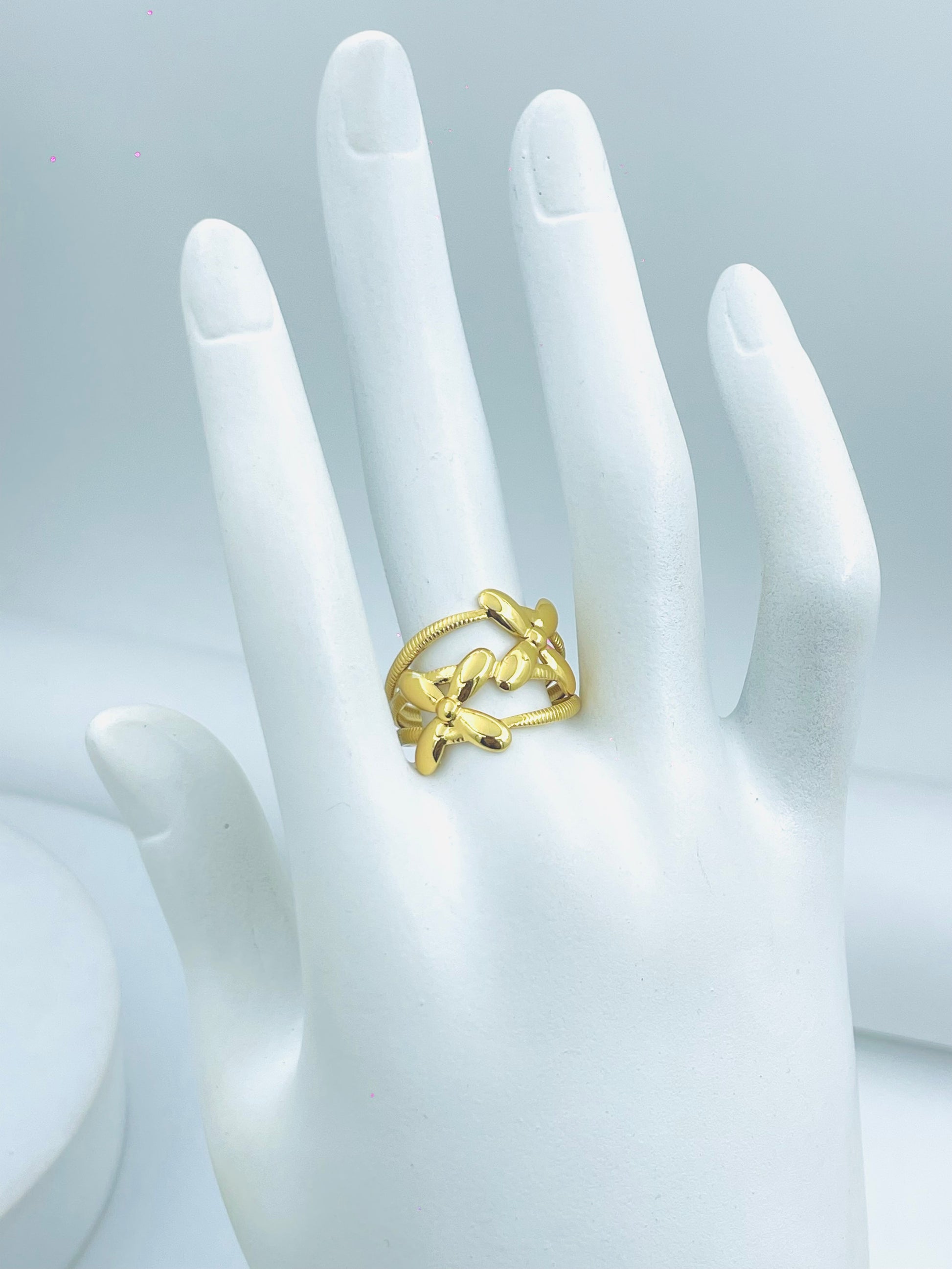 Stylish Gold Tone Leaf Design Ring