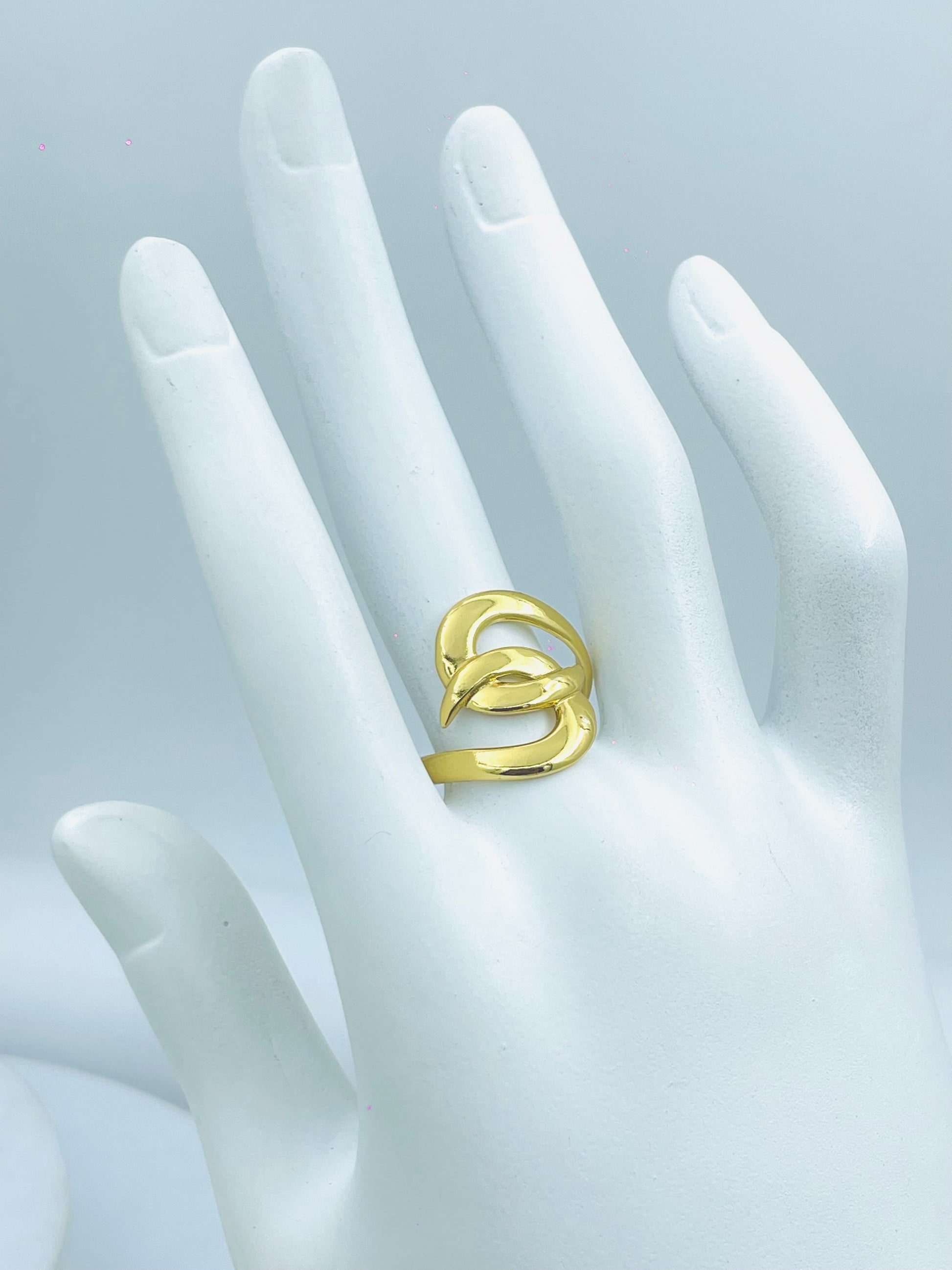 Elegant Gold Wave Ring  Modern Design