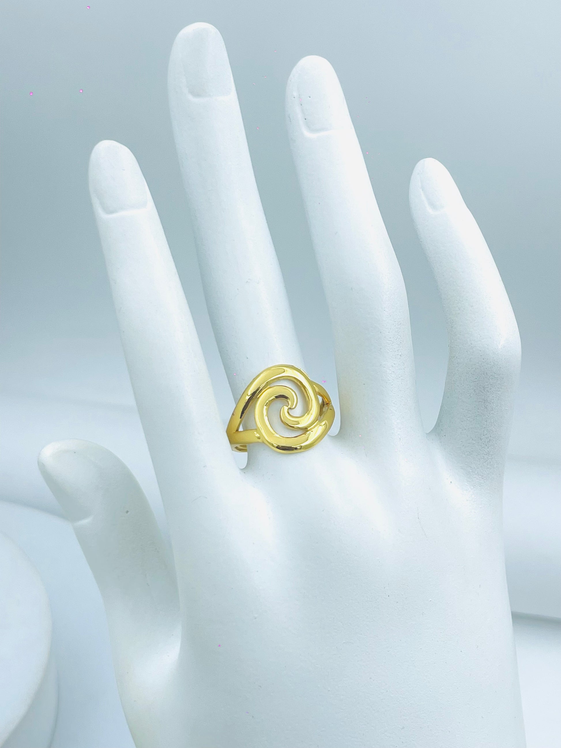 Elegant Gold Wave Design Ring for Fashion Enthusiasts