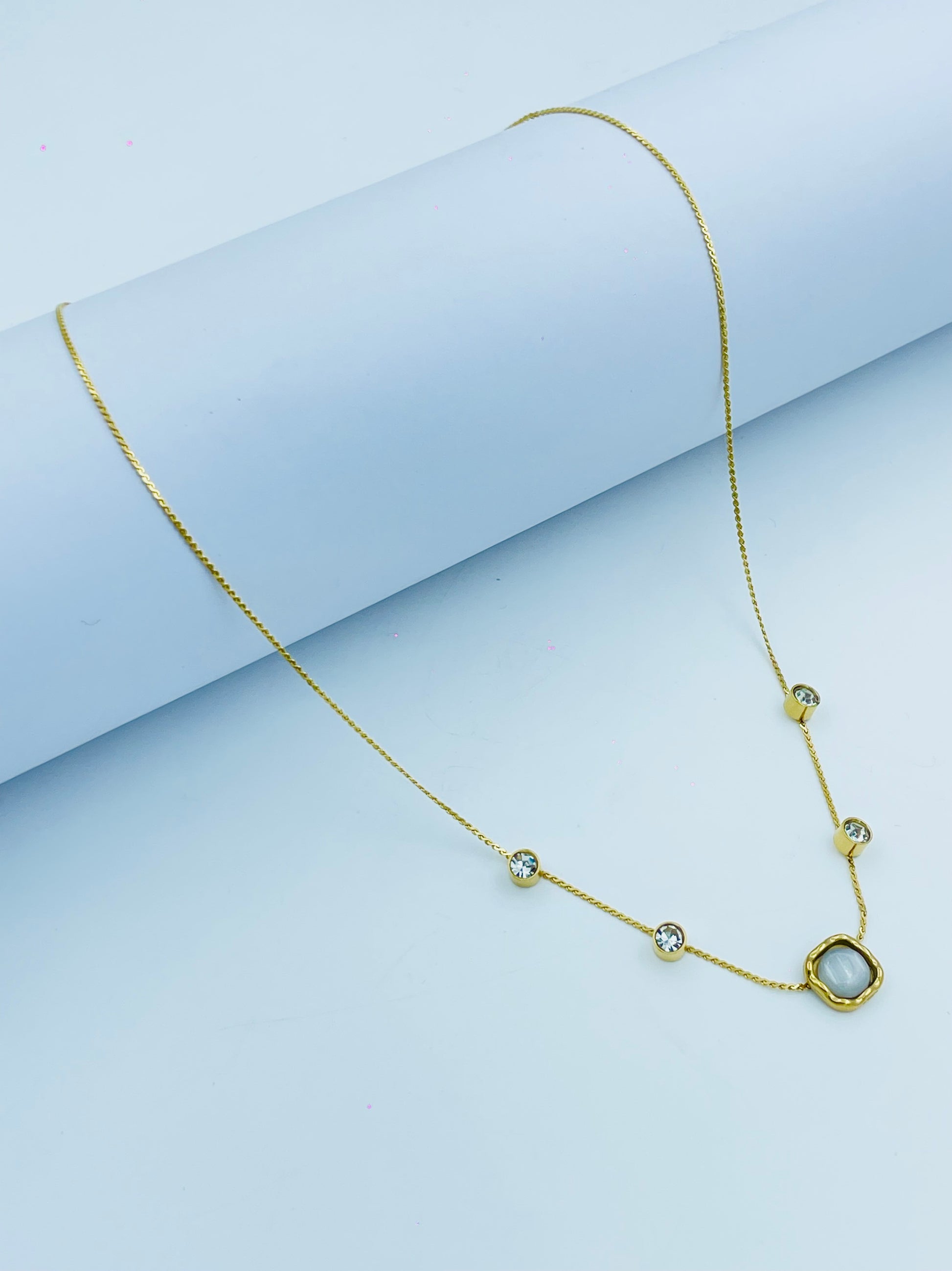 Elegant Gold Chain Necklace with Crystal Accents – Minimalist Jewelry