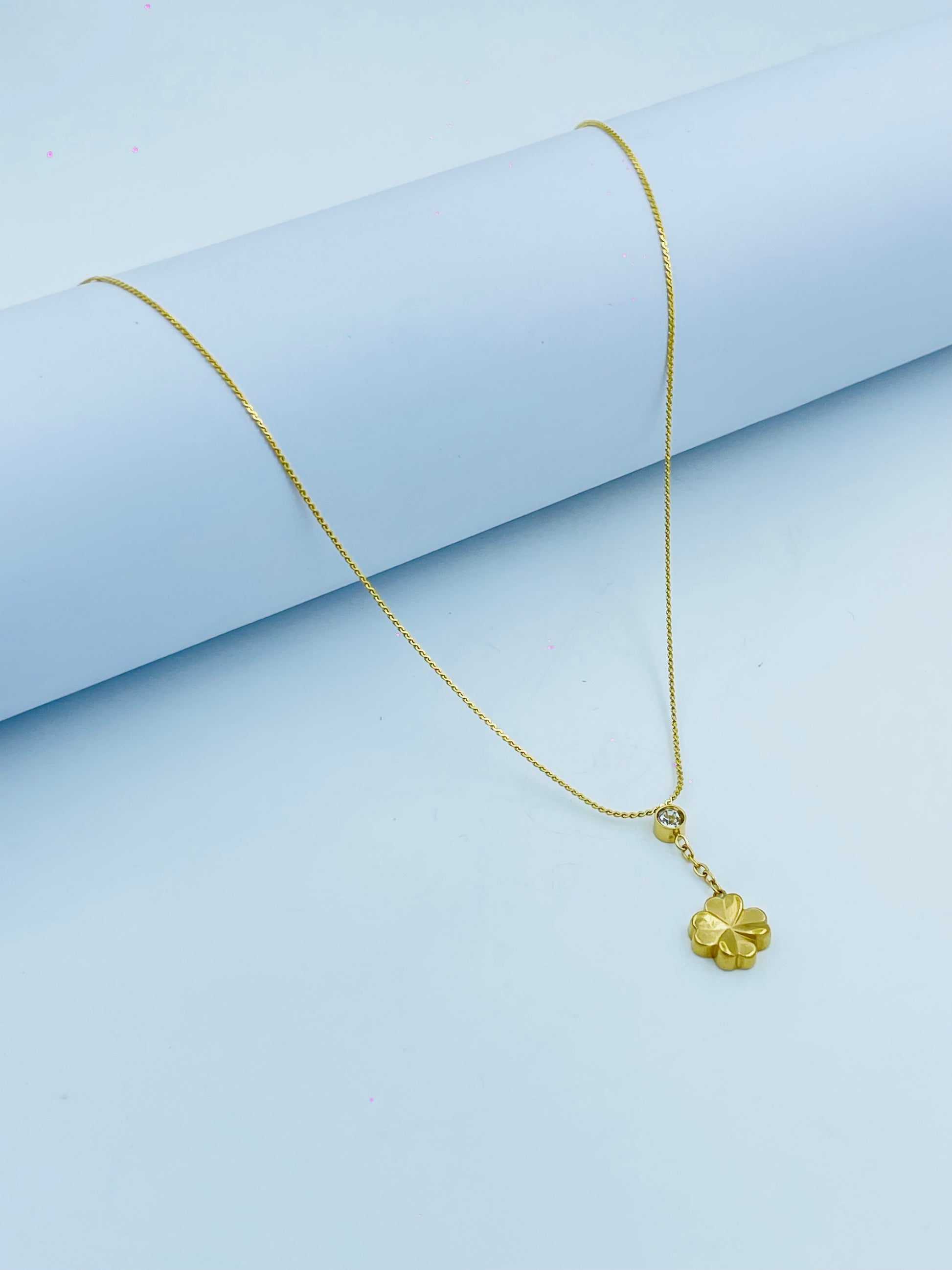 Elegant Gold Flower Pendant Necklace