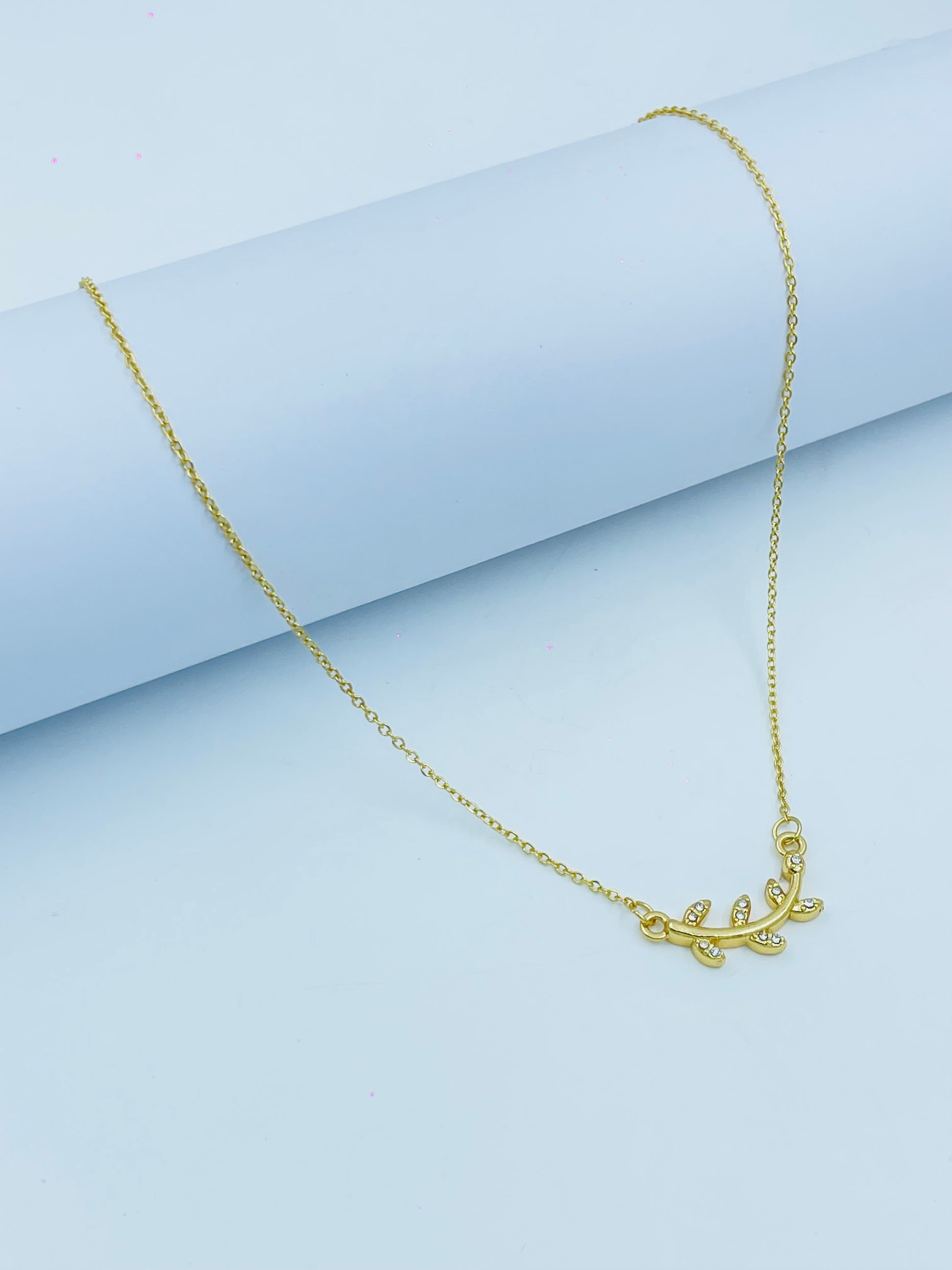 Elegant Gold Leaf Pendant Necklace  Perfect for Any Occasion