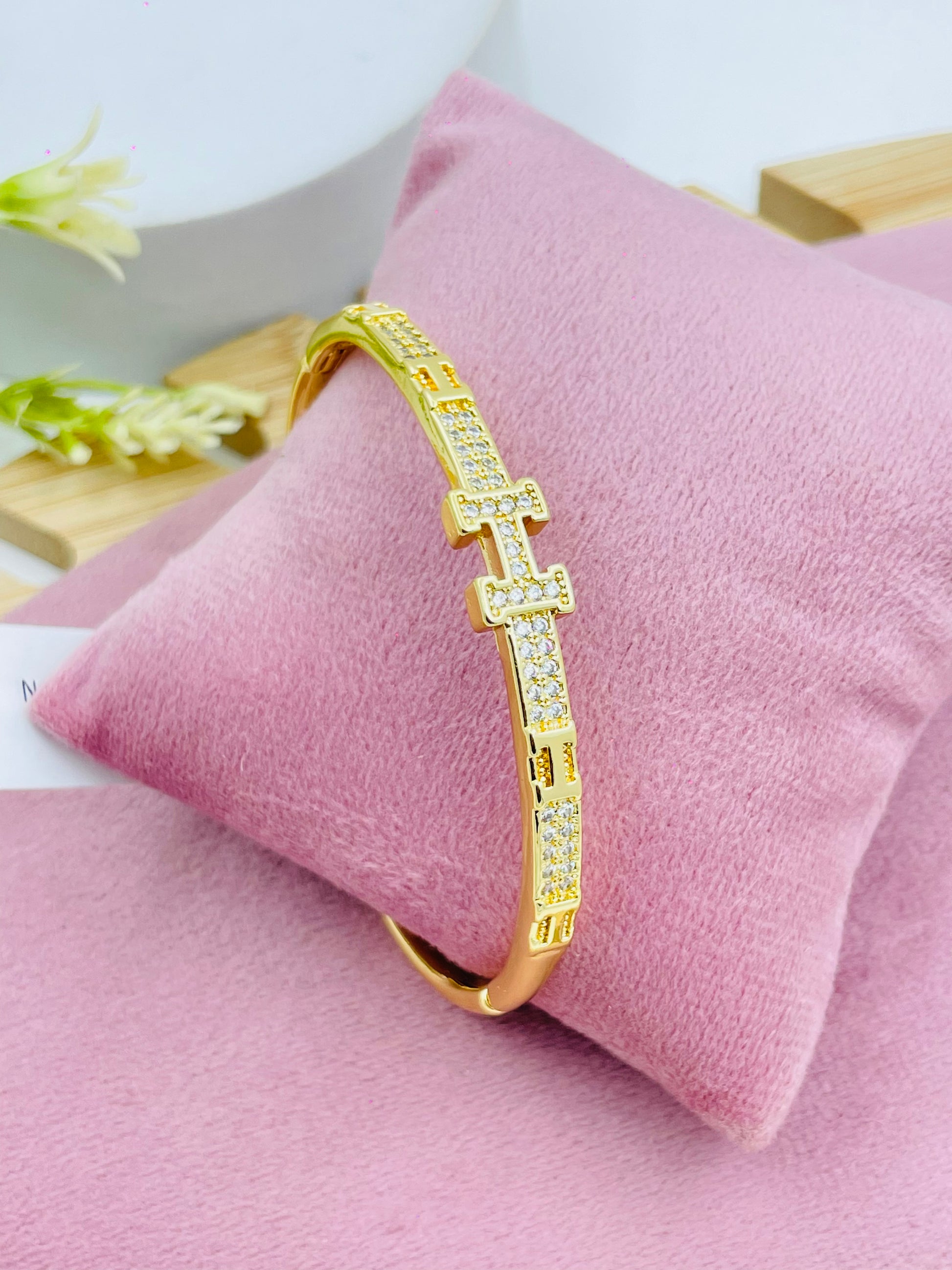 Elegant Gold Bracelet with Sparkling Diamond Accents