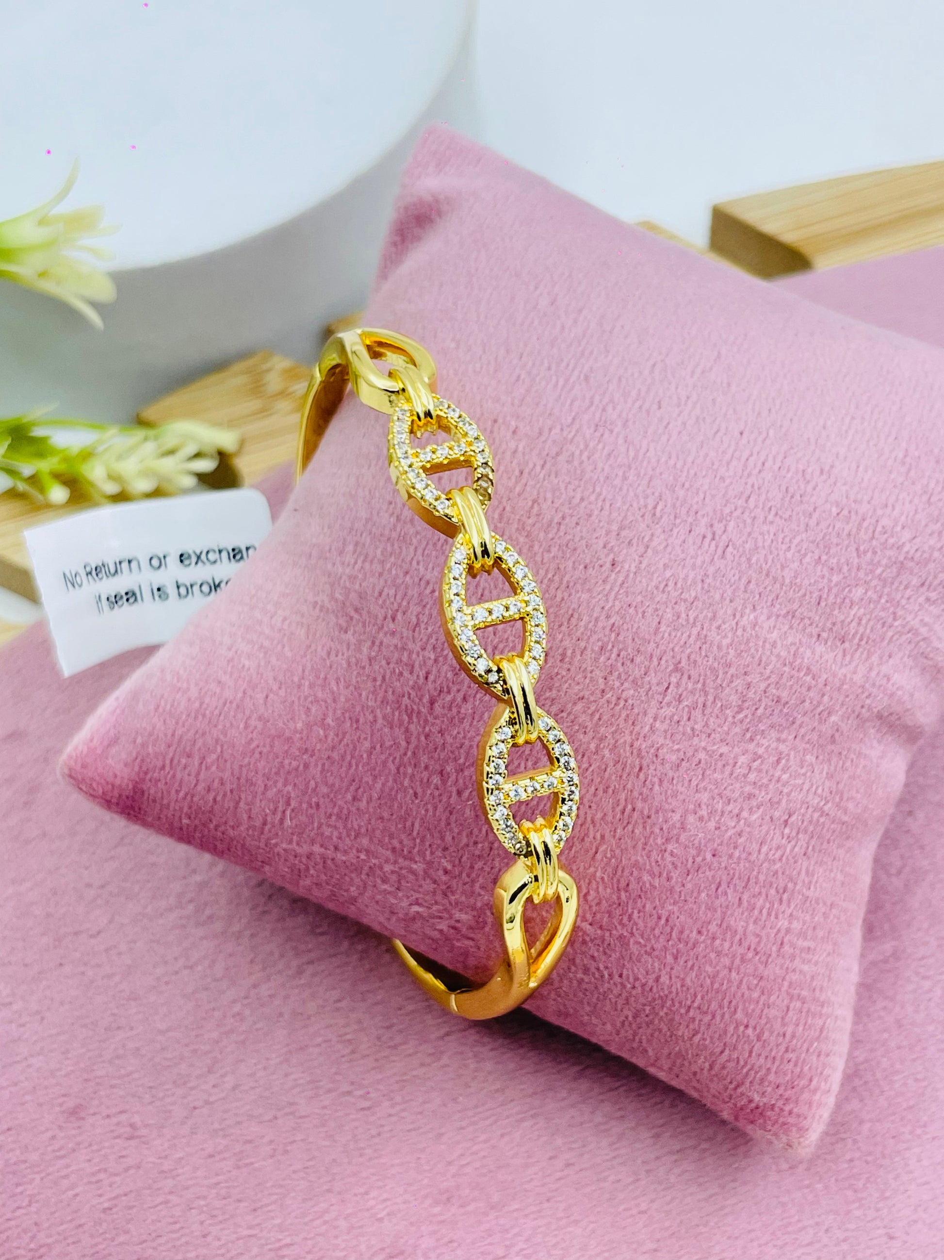 Elegant Gold and Diamond Link Bracelet