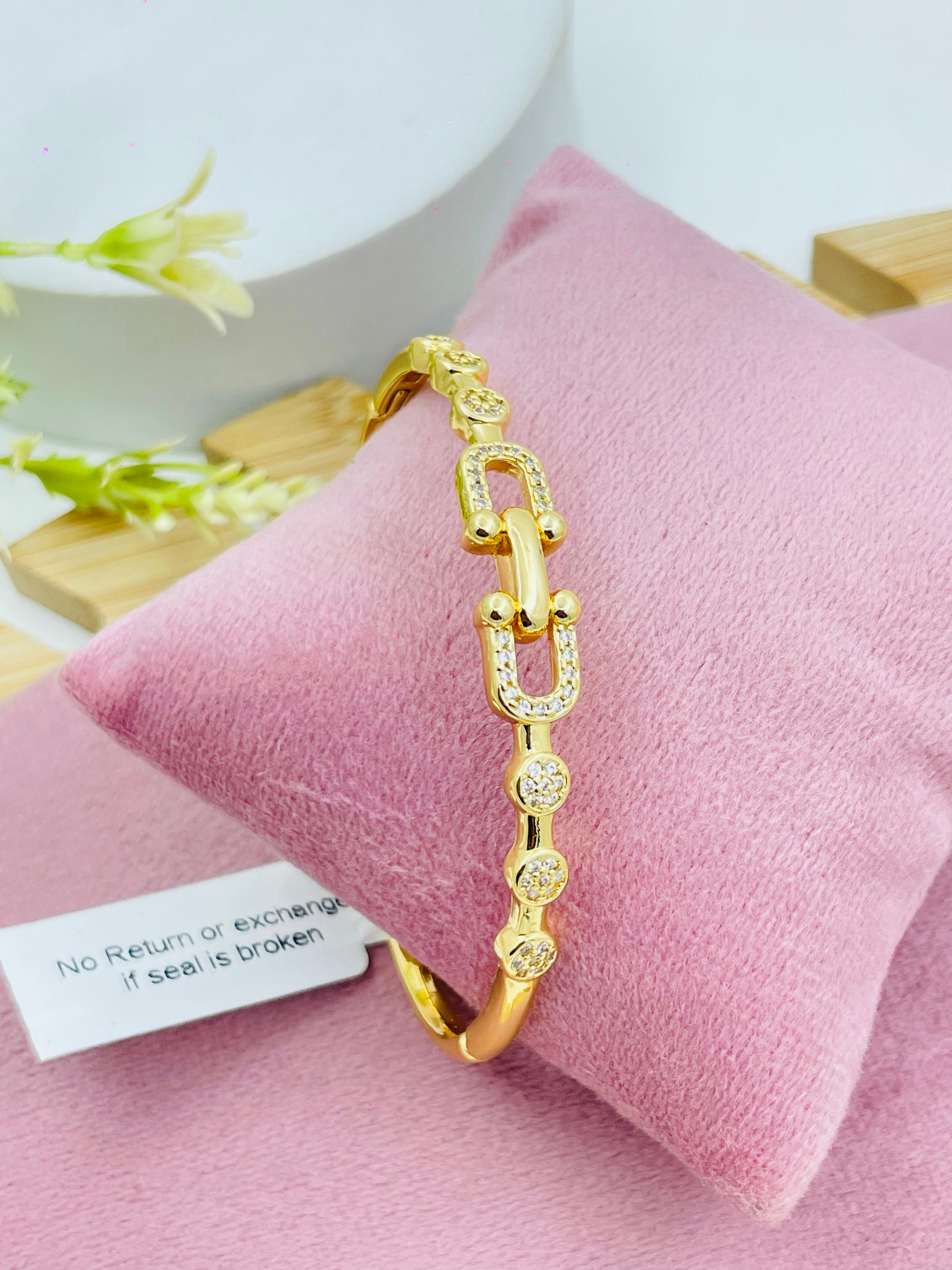 Elegant Gold Link Bracelet with Diamond Accents