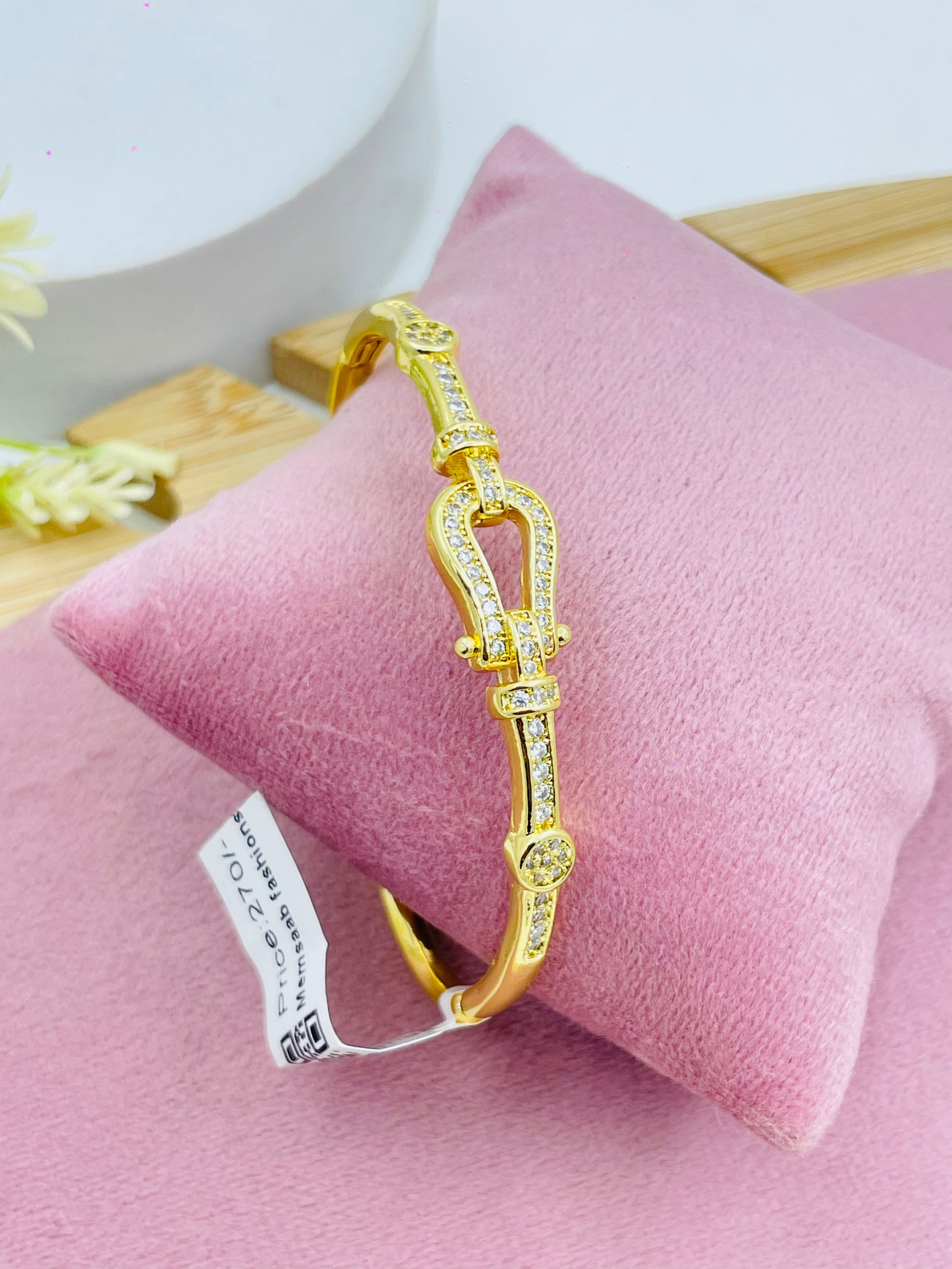 Elegant Gold Tone Buckle Design Bracelet