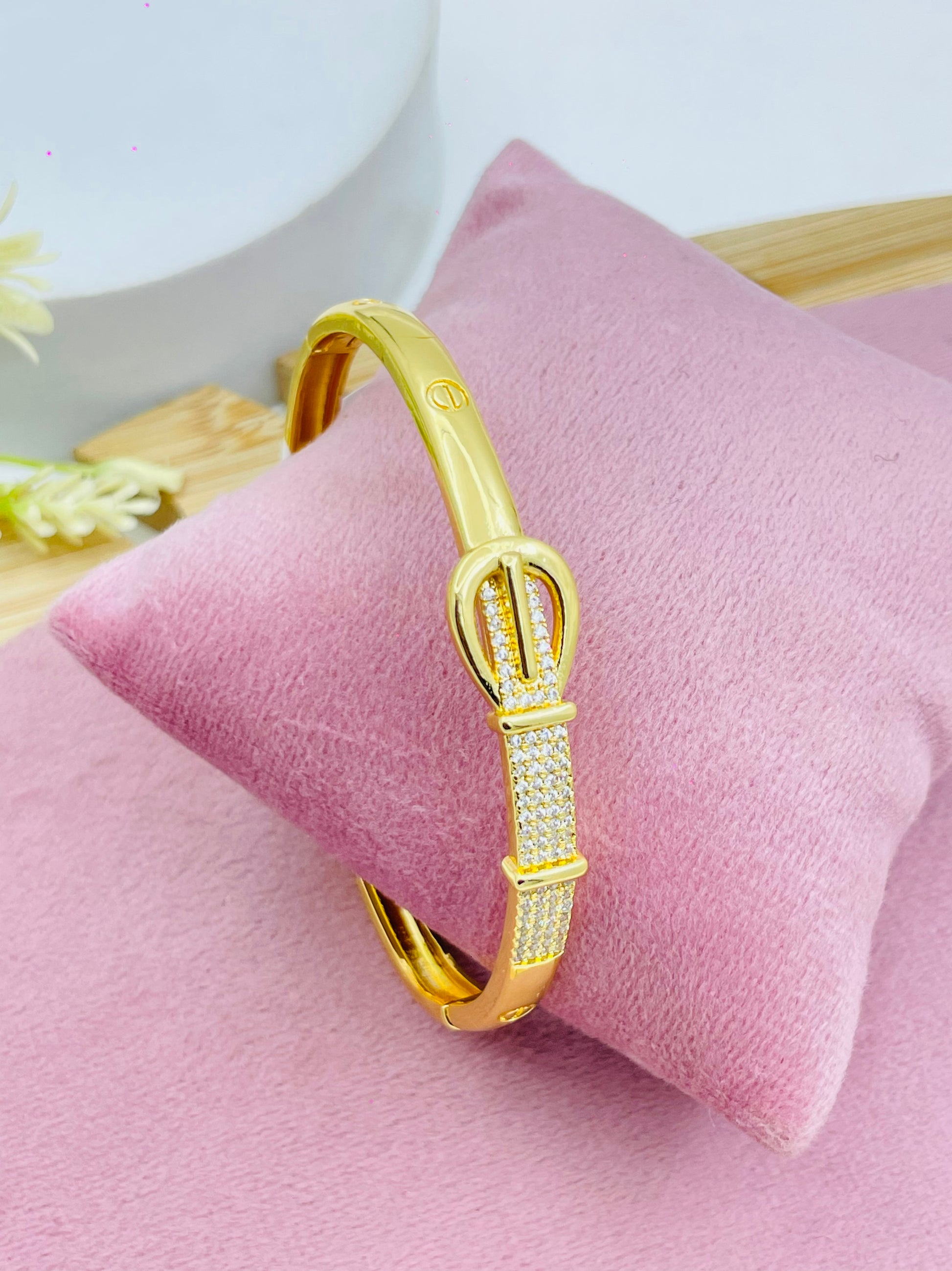 Elegant Gold Belt Buckle Design Bracelet