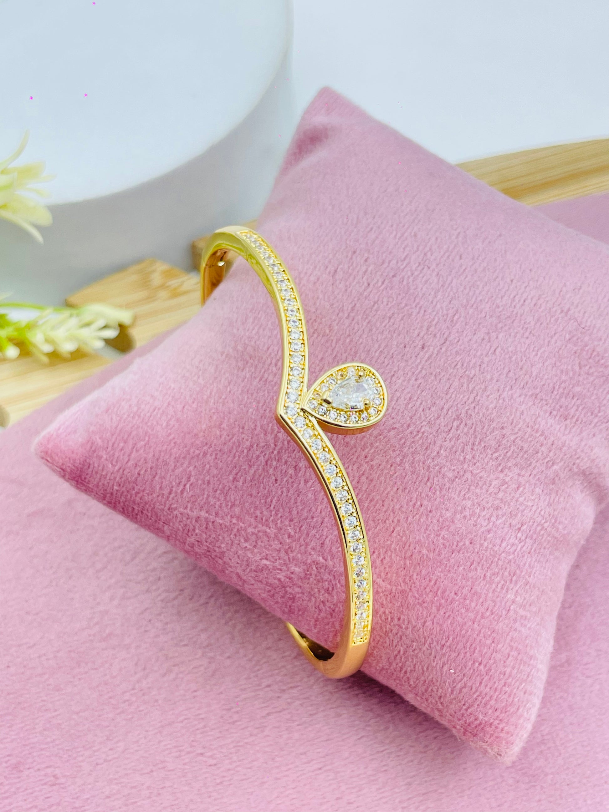 Elegant Gold Teardrop Gemstone Bangle