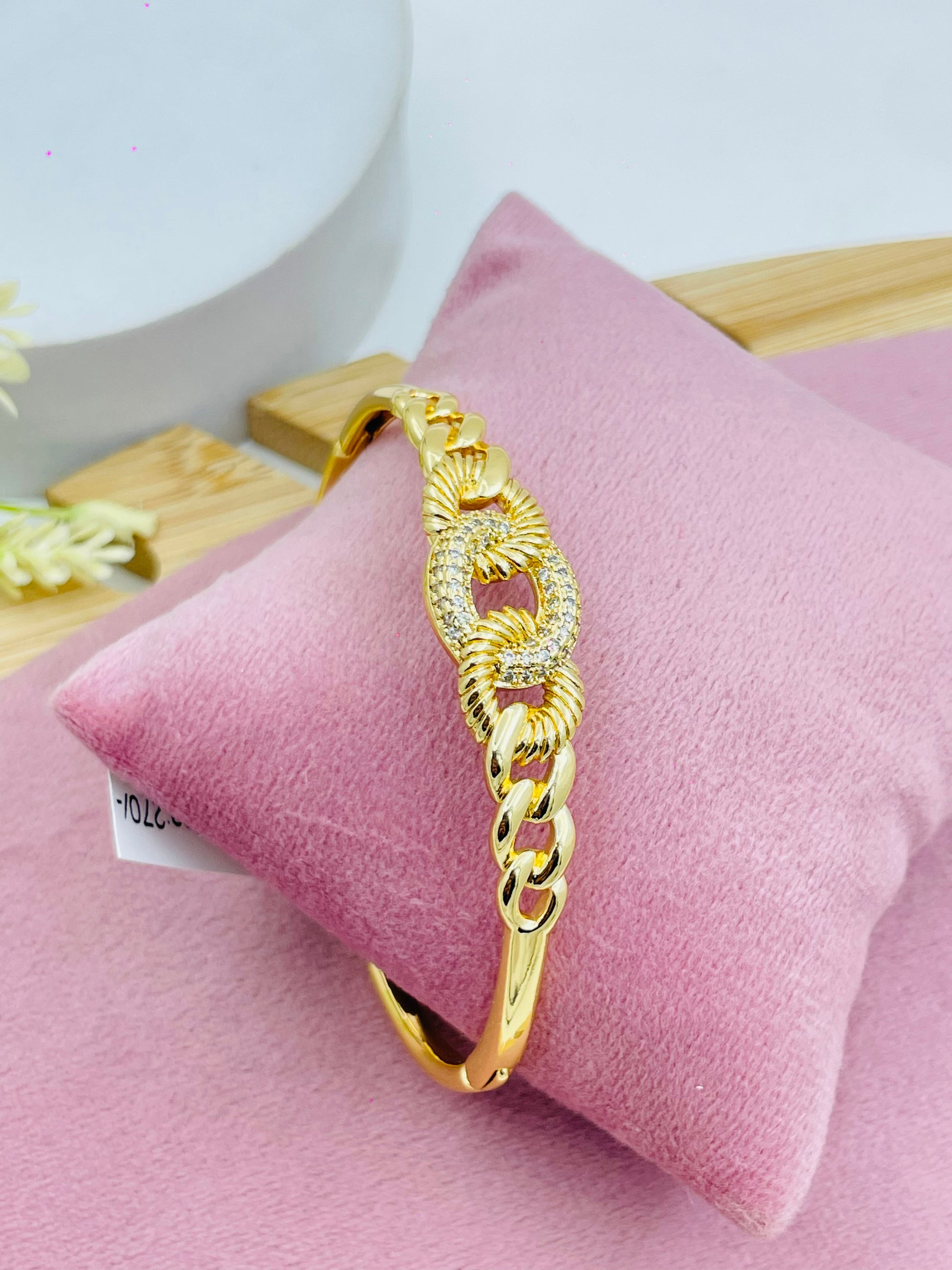 Elegant Gold Bracelet with Diamond Accents