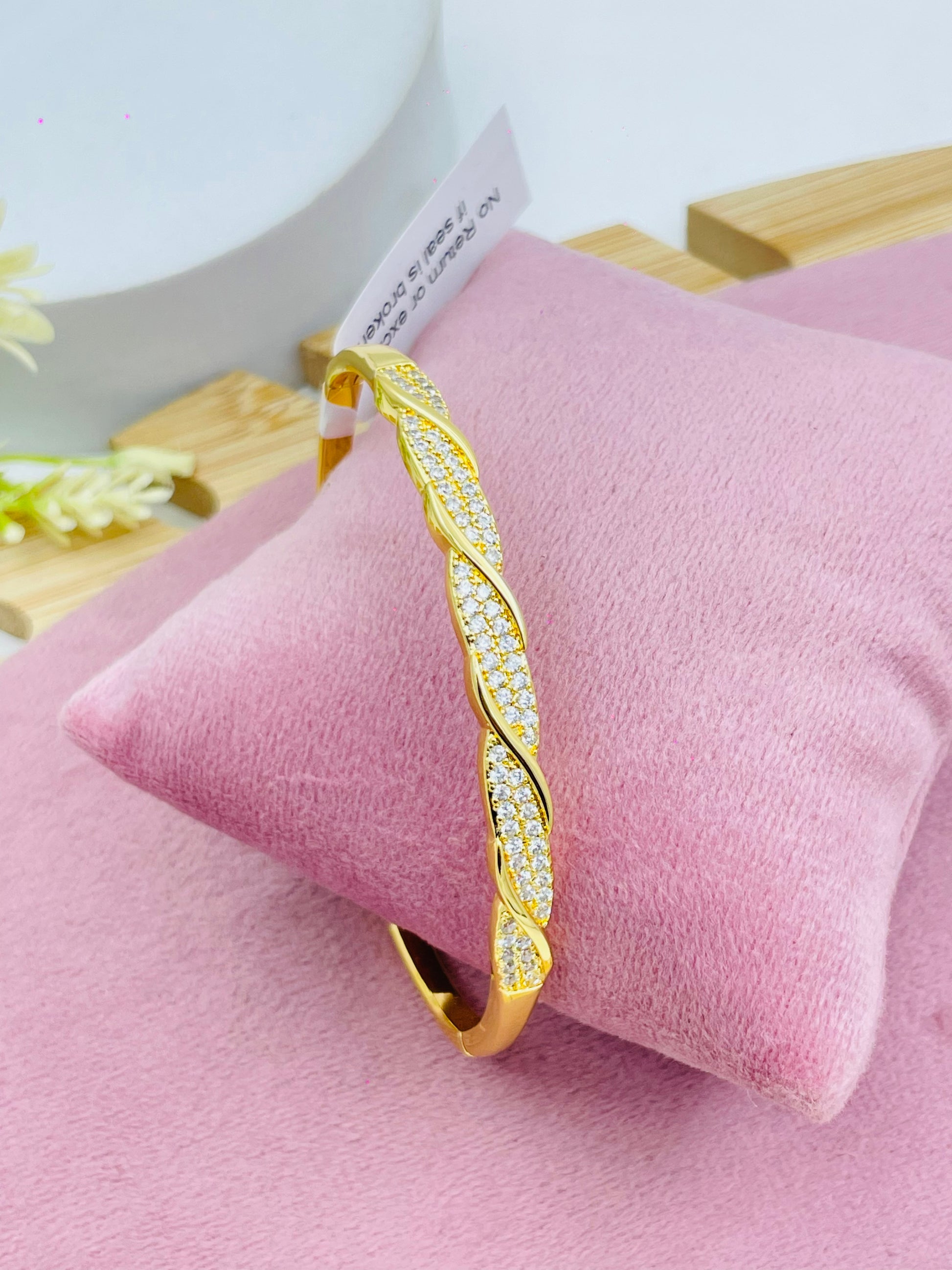 Elegant Gold and Diamond Leaf Bracelet