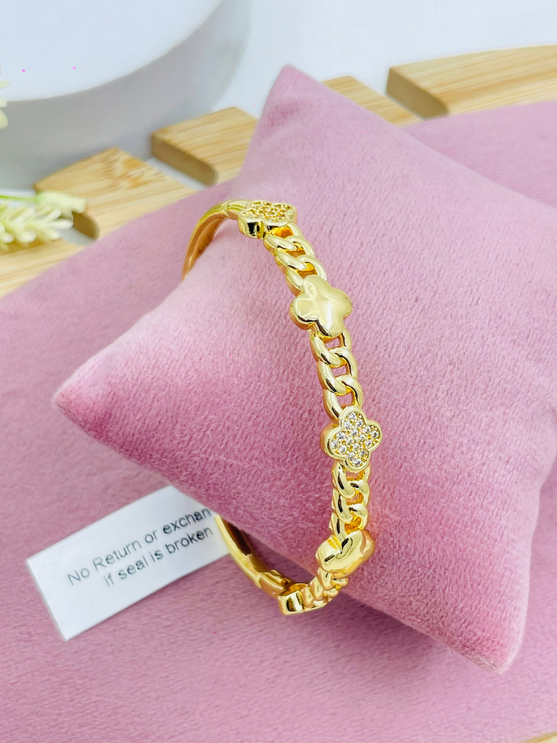Elegant Gold Floral Bracelet