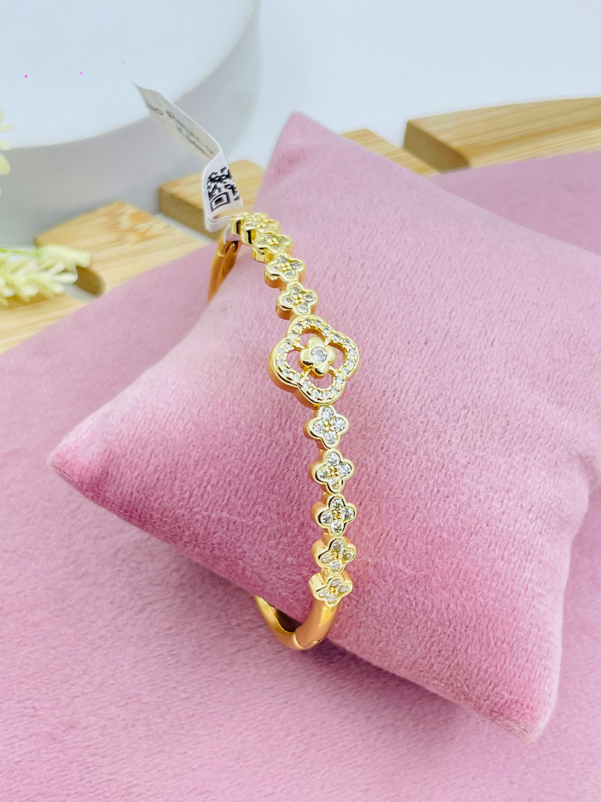 Elegant Floral Gold Bracelet with Gemstones