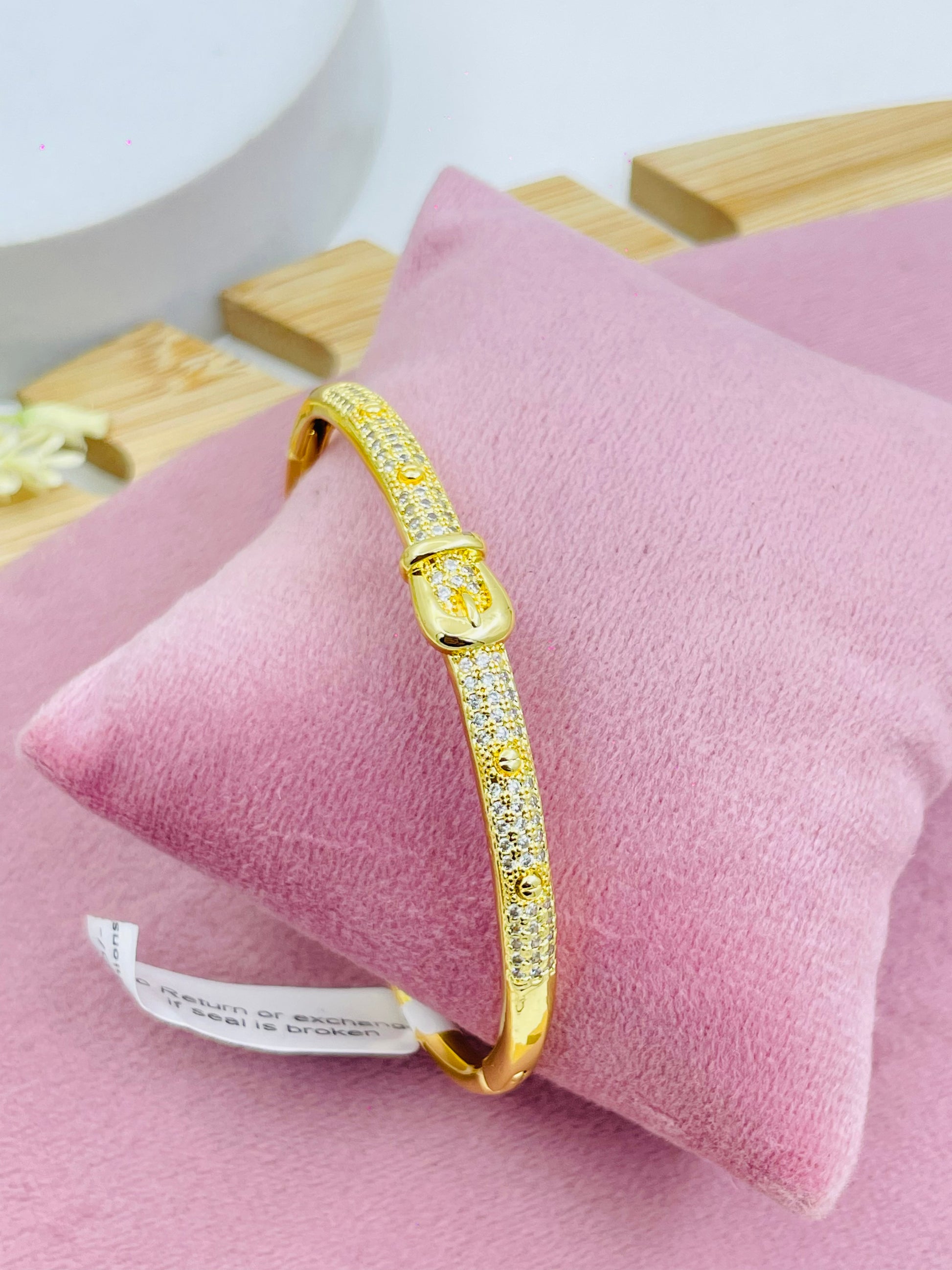 Elegant Gold Bracelet with Diamond Accents