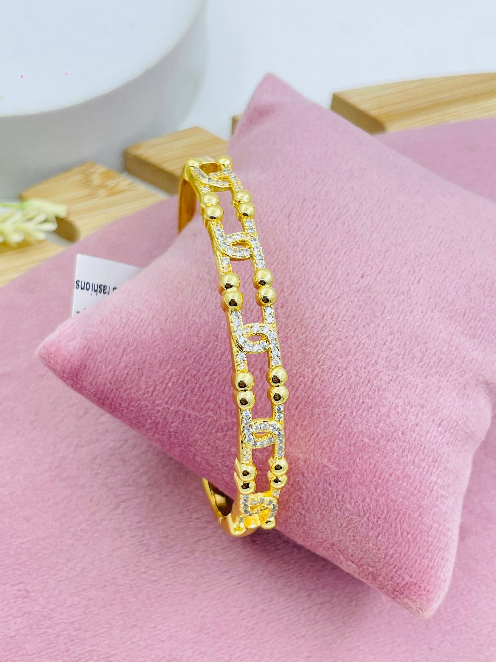 Elegant Gold and Diamond Pattern Bracelet