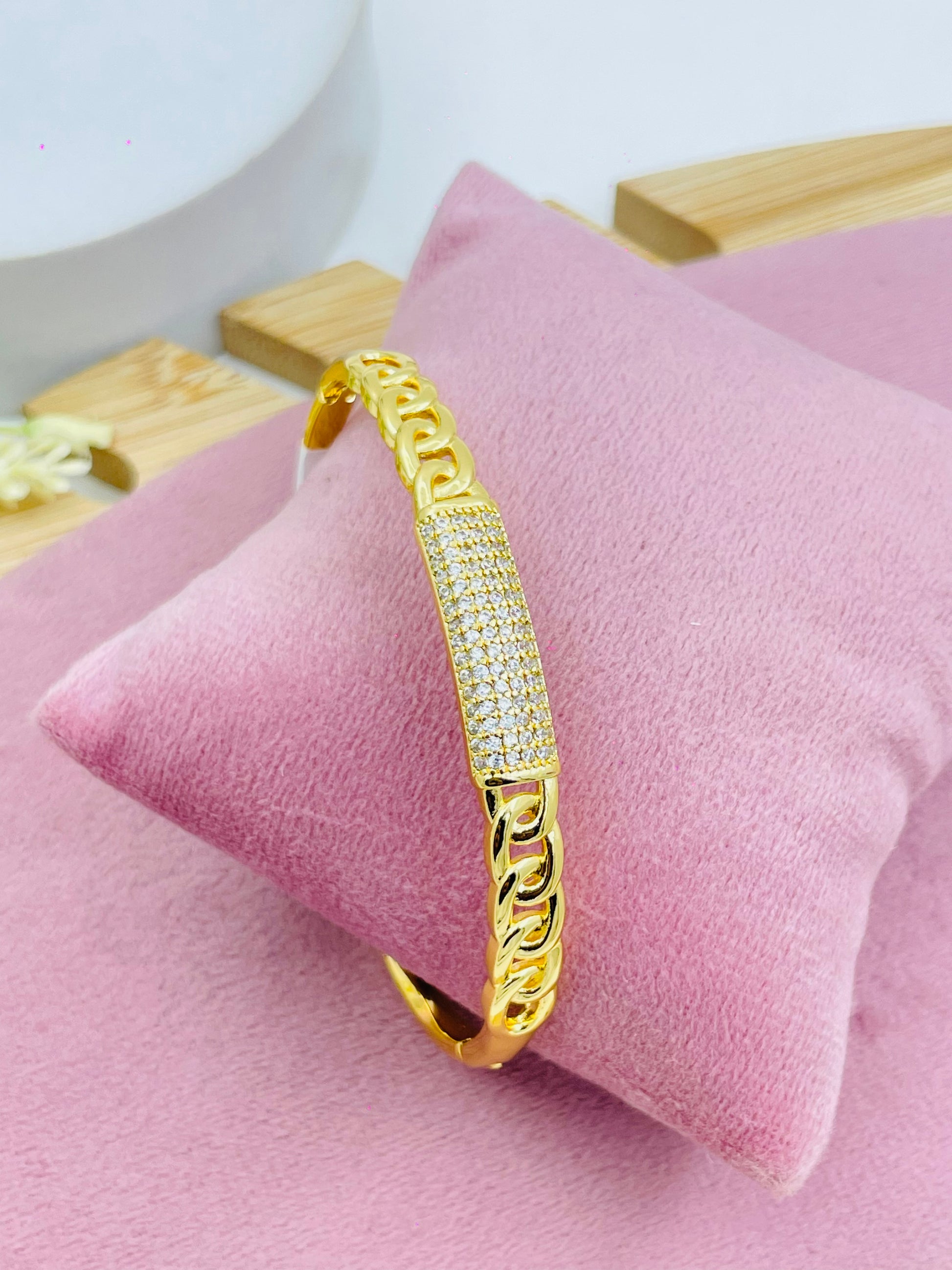 Elegant Gold Bracelet with Diamond Accents