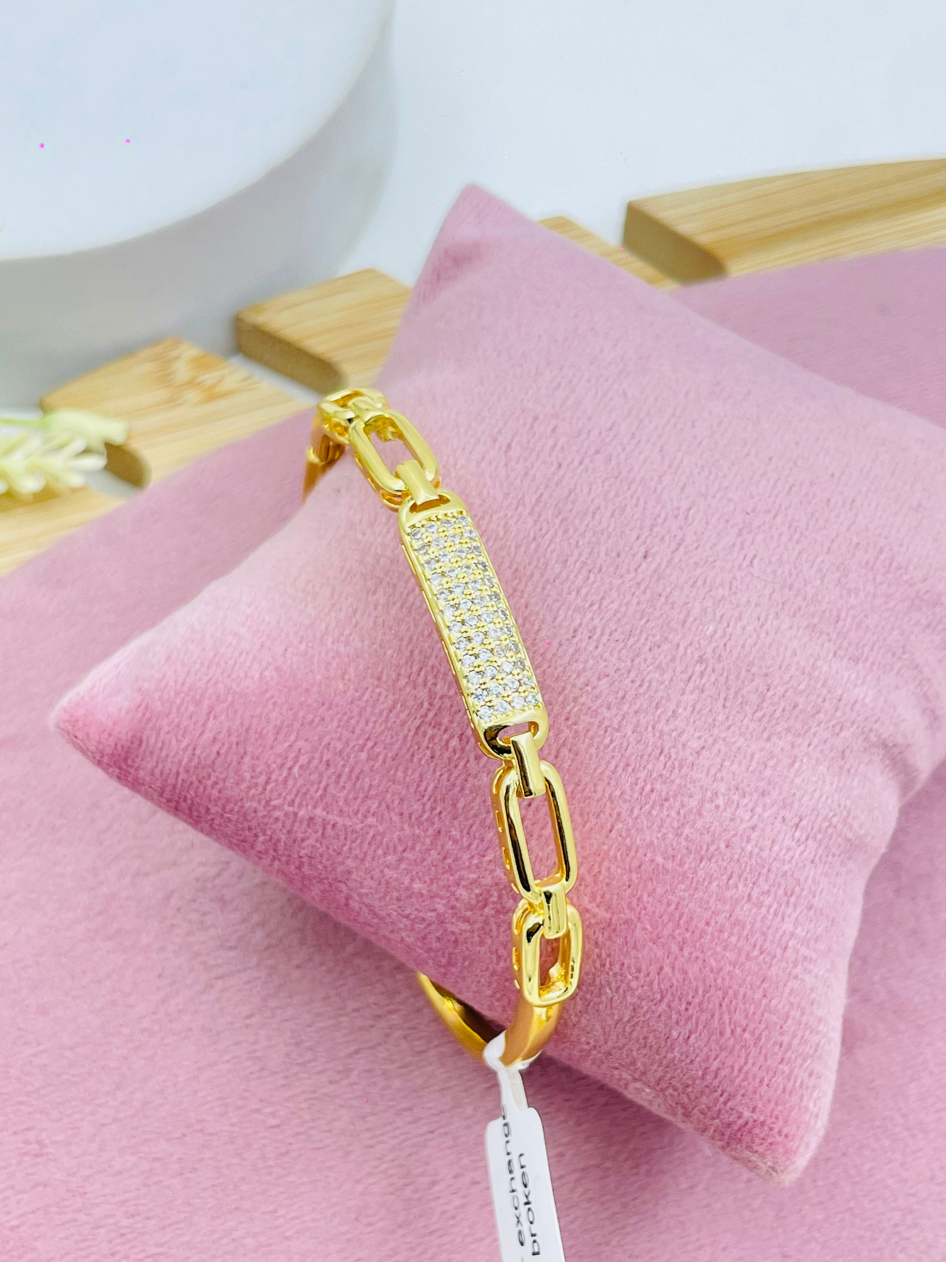 Elegant Gold Bracelet with Diamond Accents
