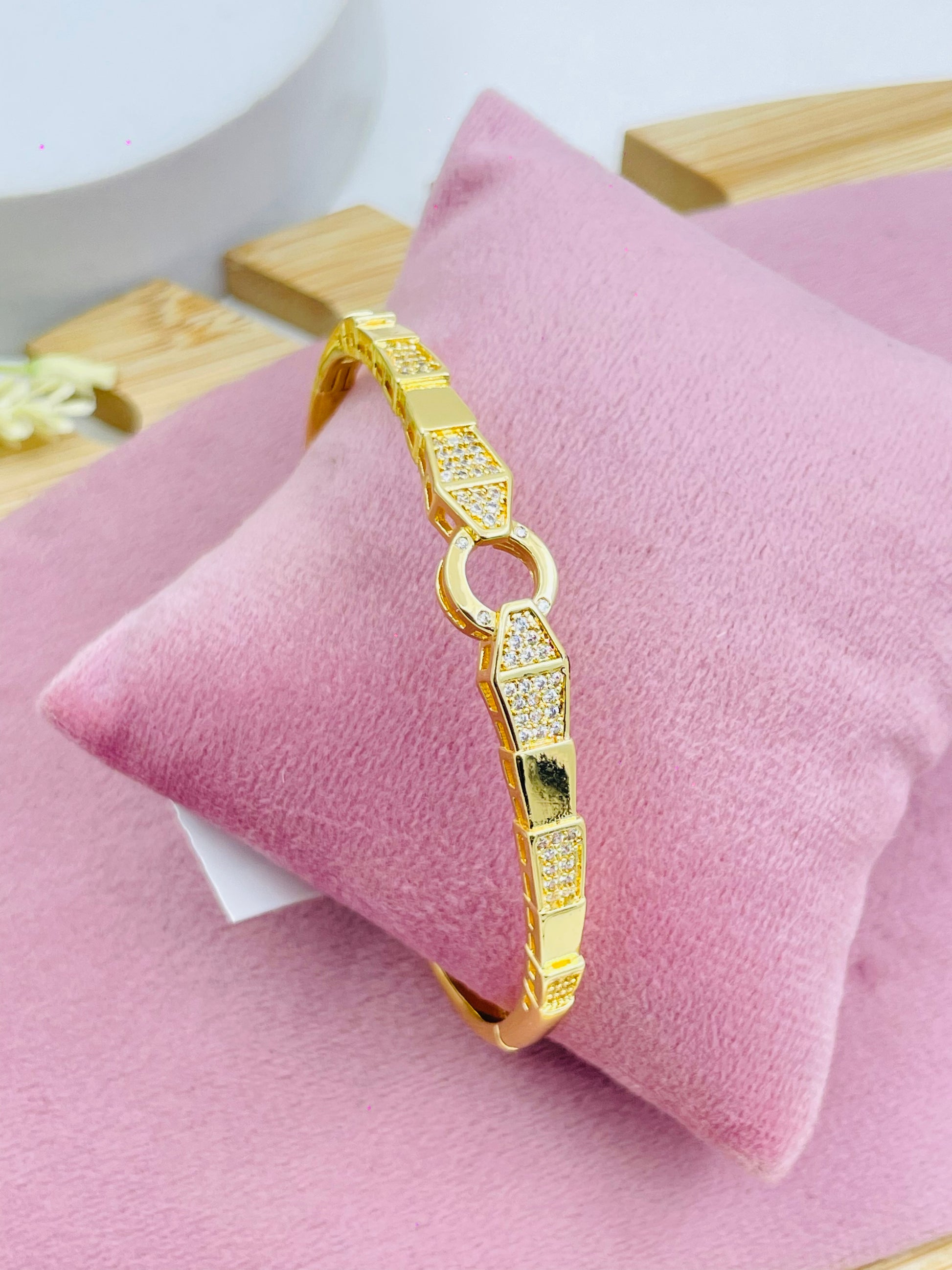 Elegant Gold Geometric Bracelet