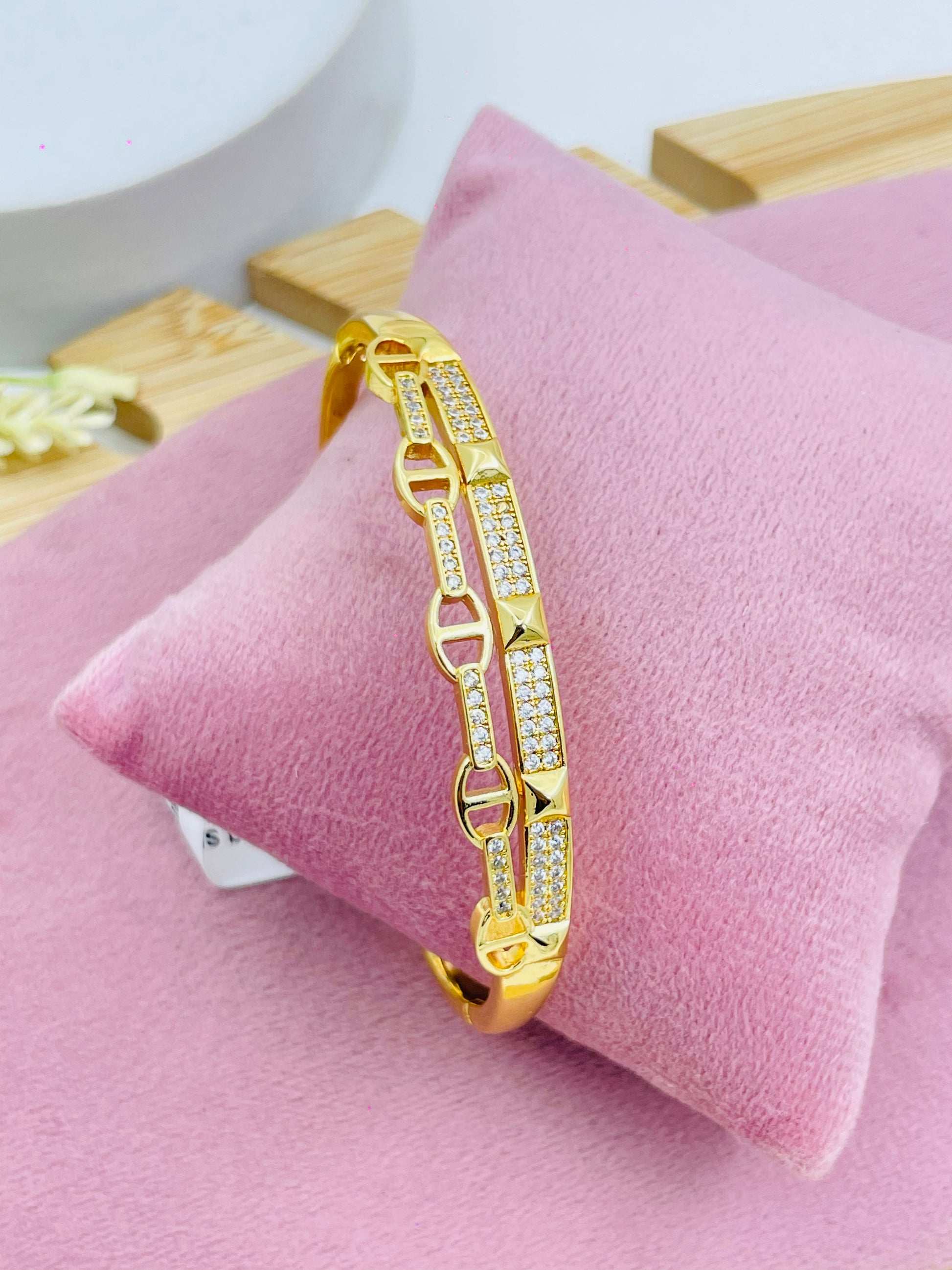 Elegant Gold and Diamond Bracelet