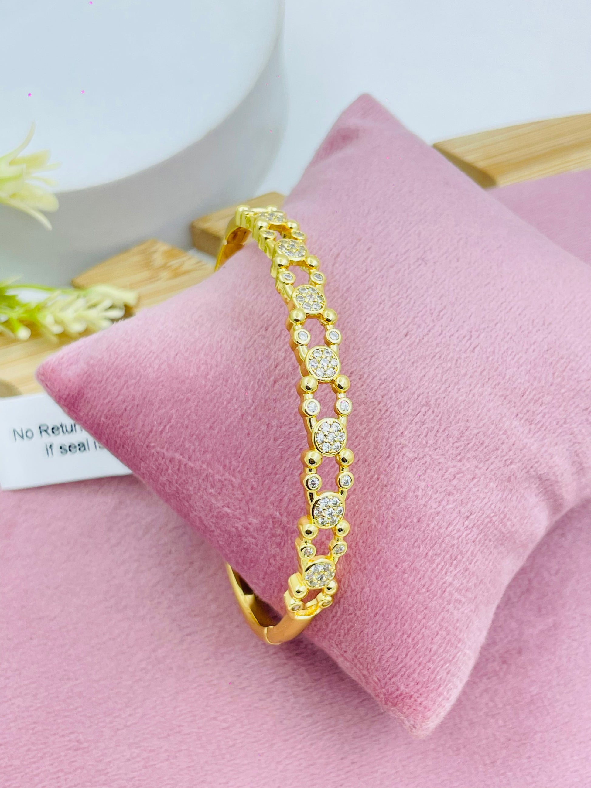 Elegant Gold Bracelet with Diamonds for Special Occasions