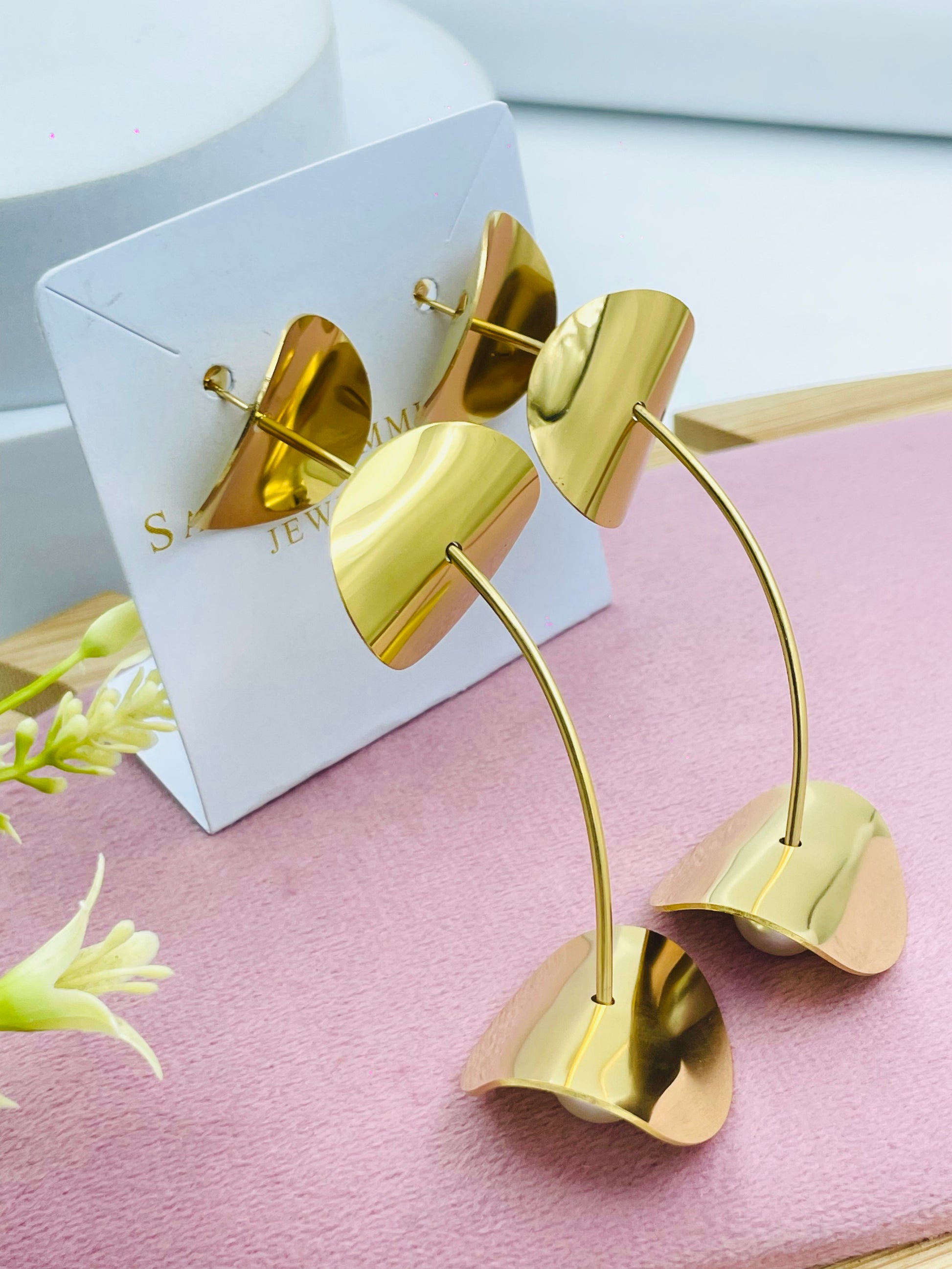 Elegant Gold Abstract Leaf Earrings  Modern Design