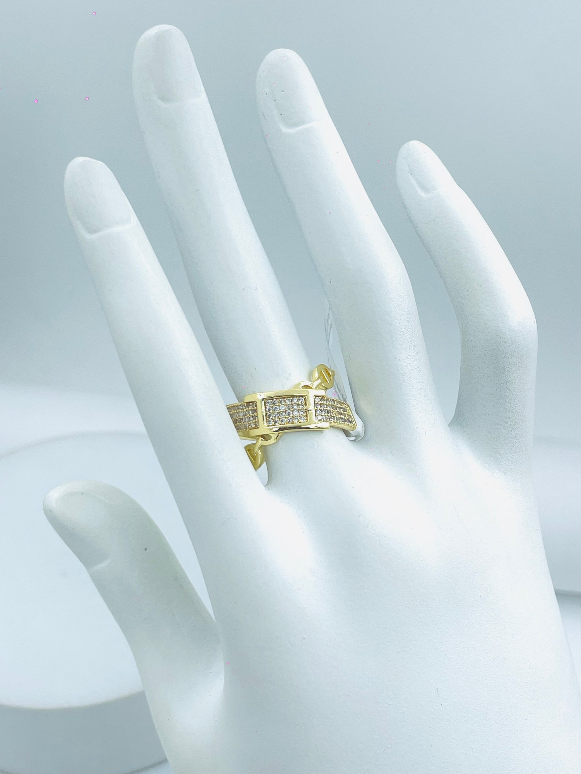 Elegant Gold and Diamond Band Ring