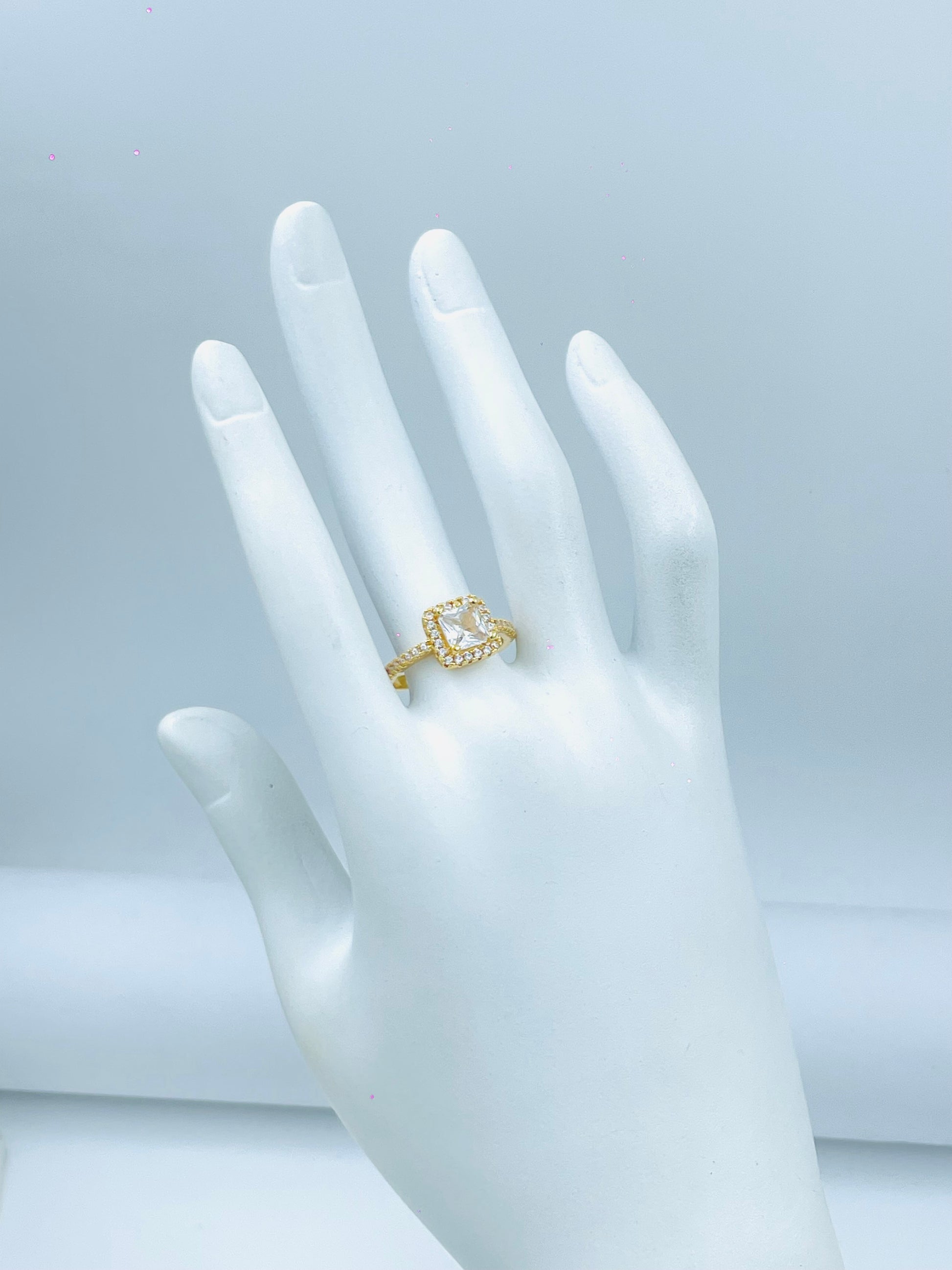 Elegant Gold Diamond Ring  Perfect for Any Occasion