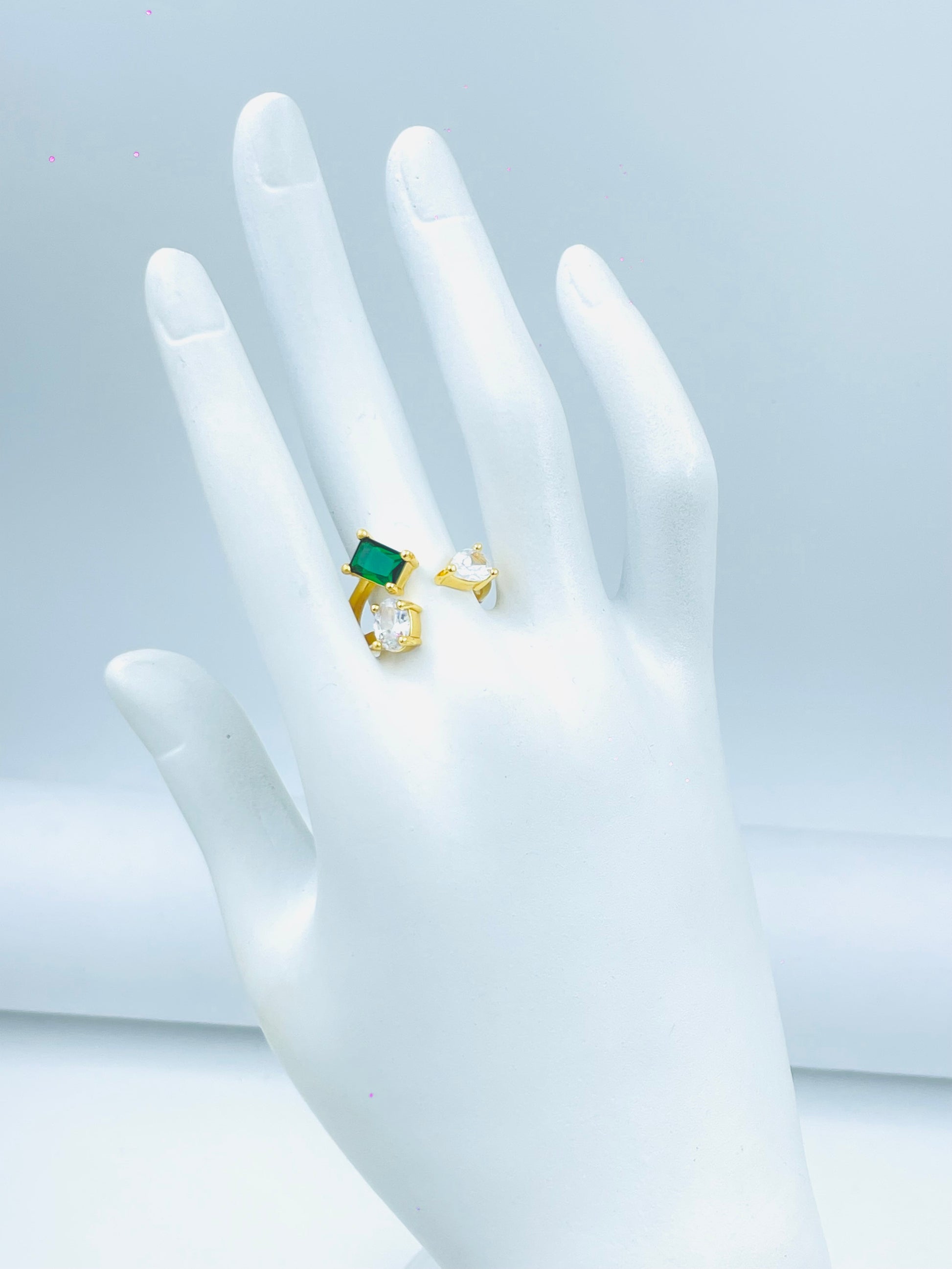 Elegant Gold Ring with Emerald and White Diamond