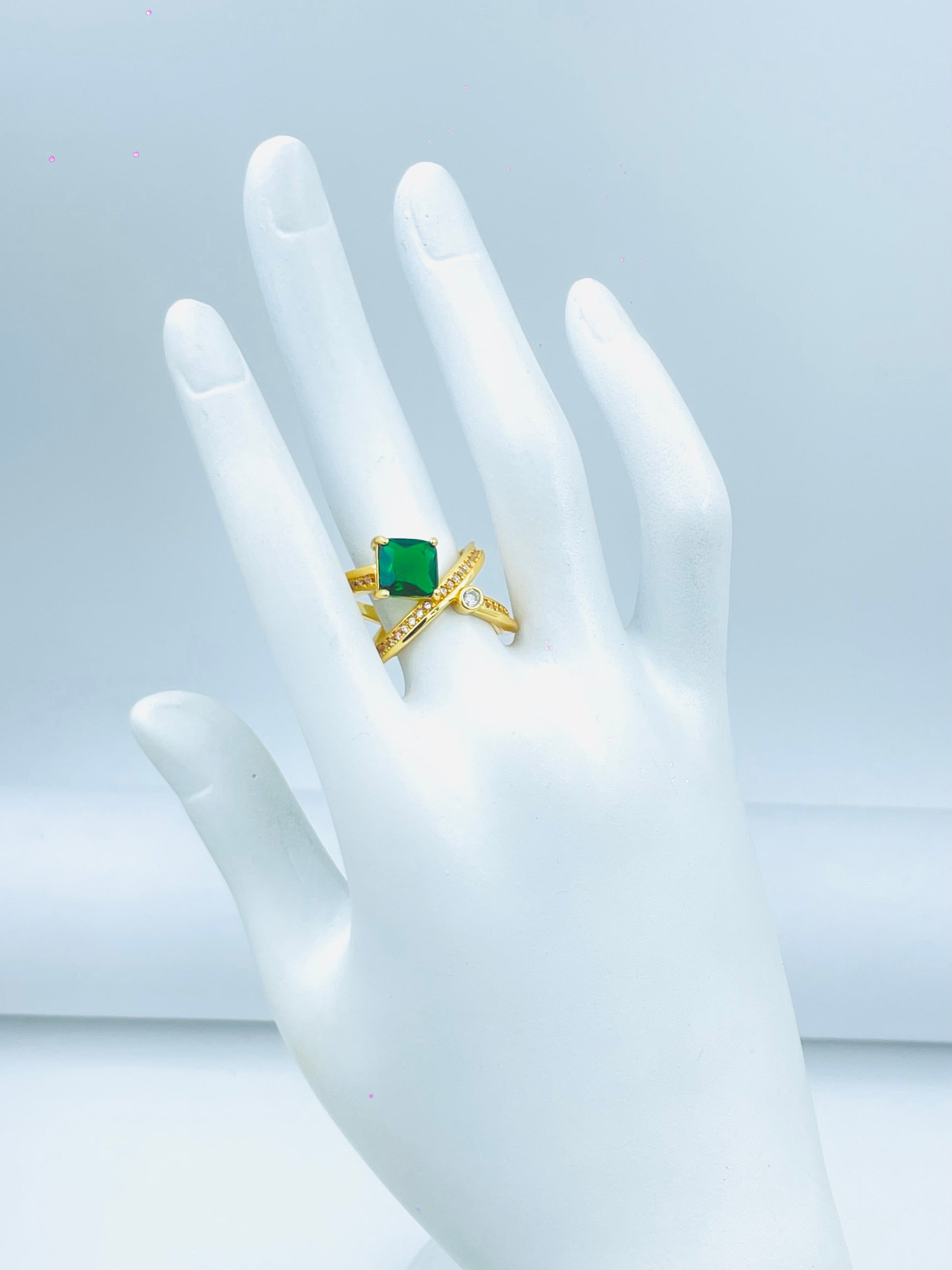 Elegant Gold Emerald Ring with Rhinestones