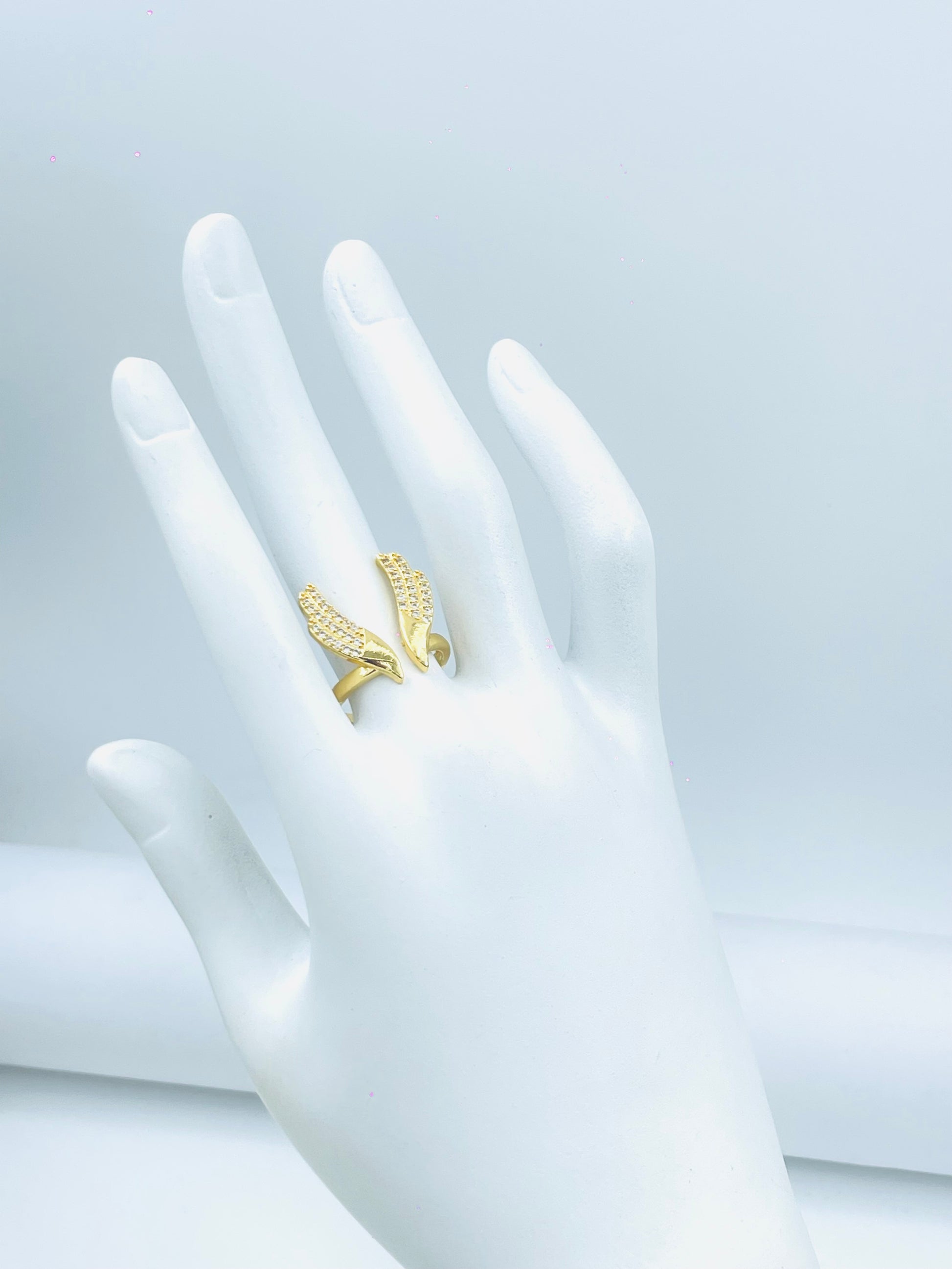 Elegant Gold Leaf Design Ring  Stylish Jewelry Accessory