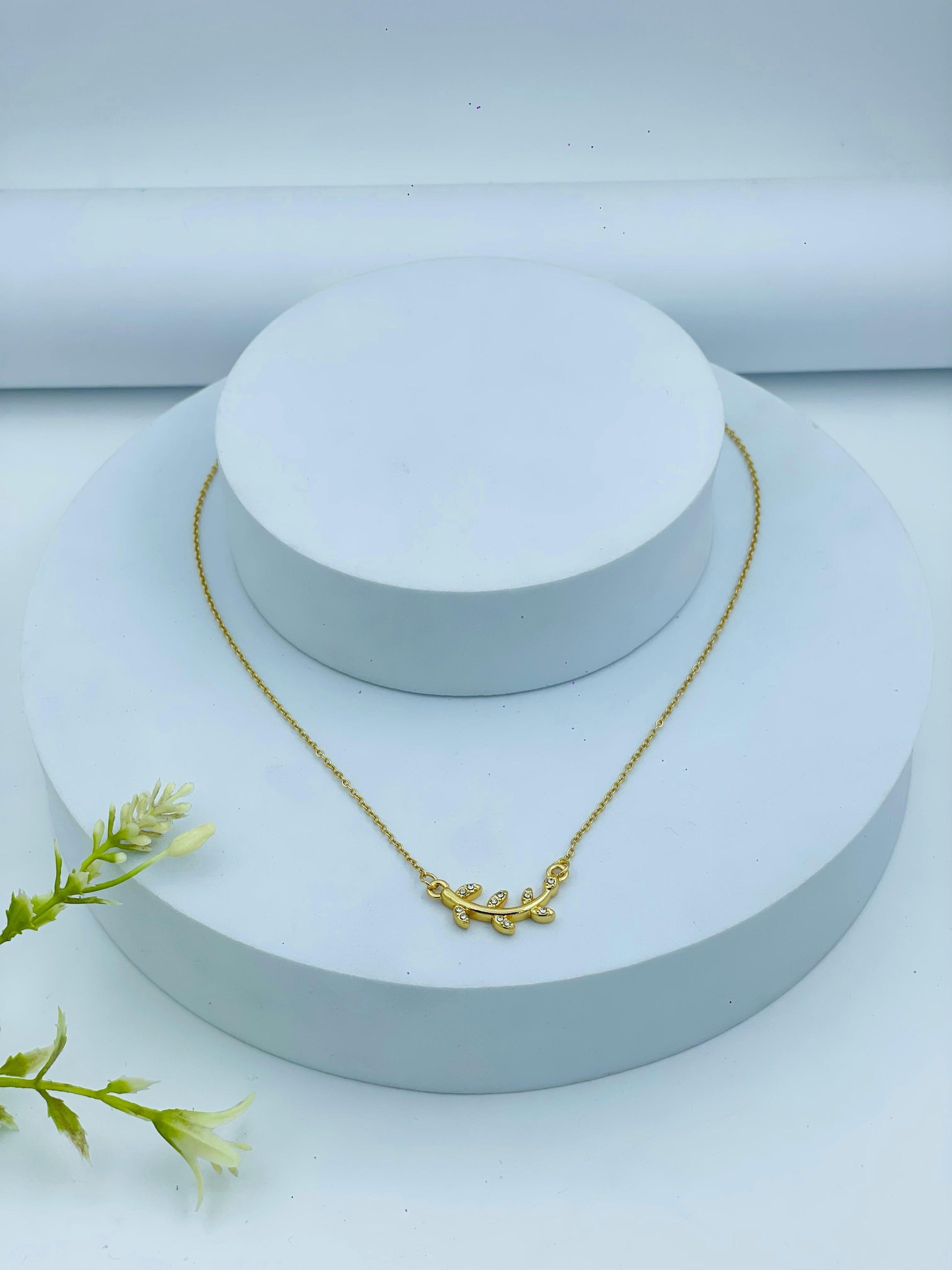 Elegant Gold Leaf Pendant Necklace  Perfect for Any Occasion